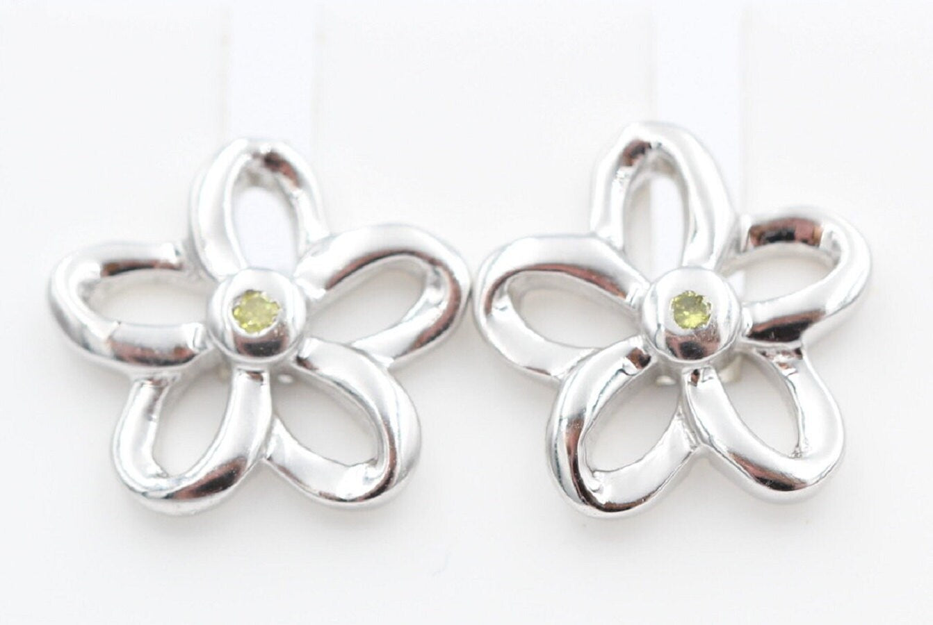 0,02 Carat gelber Diamant Blumen Ohrstecker 925 Silber G- H / I2-I3 Top Edel