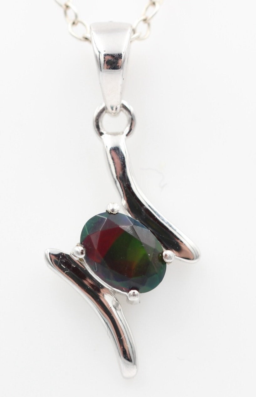 0,72 Carat schwarzer Welo Opal Anhänger 925 Silber Collier Kette aus Afrika