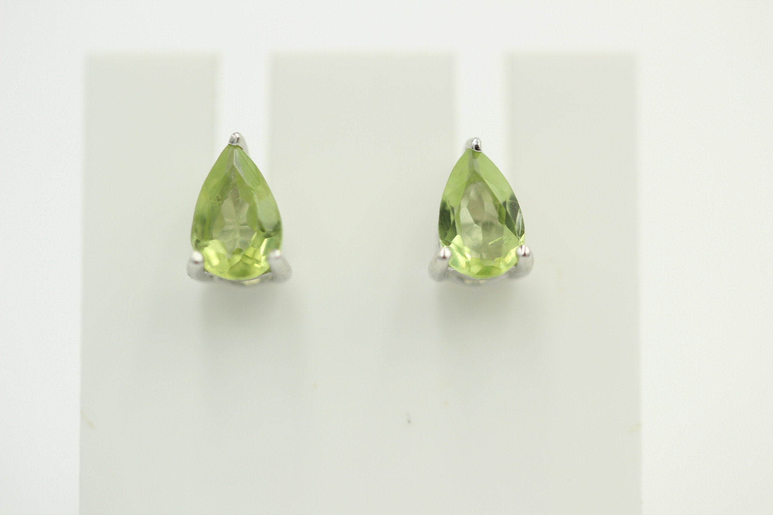 Edle 0,80 Carat maigrüne Peridot Pear Ohrstecker, Ohrring, 925 Silber, Schmuck