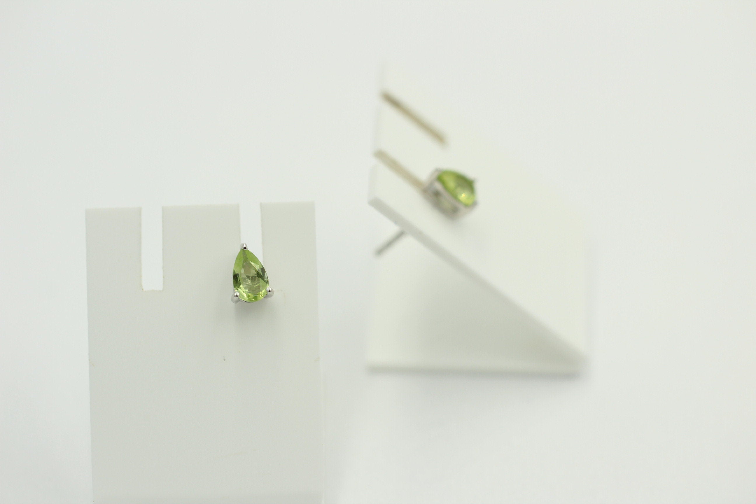 Edle 0,80 Carat maigrüne Peridot Pear Ohrstecker, Ohrring, 925 Silber, Schmuck