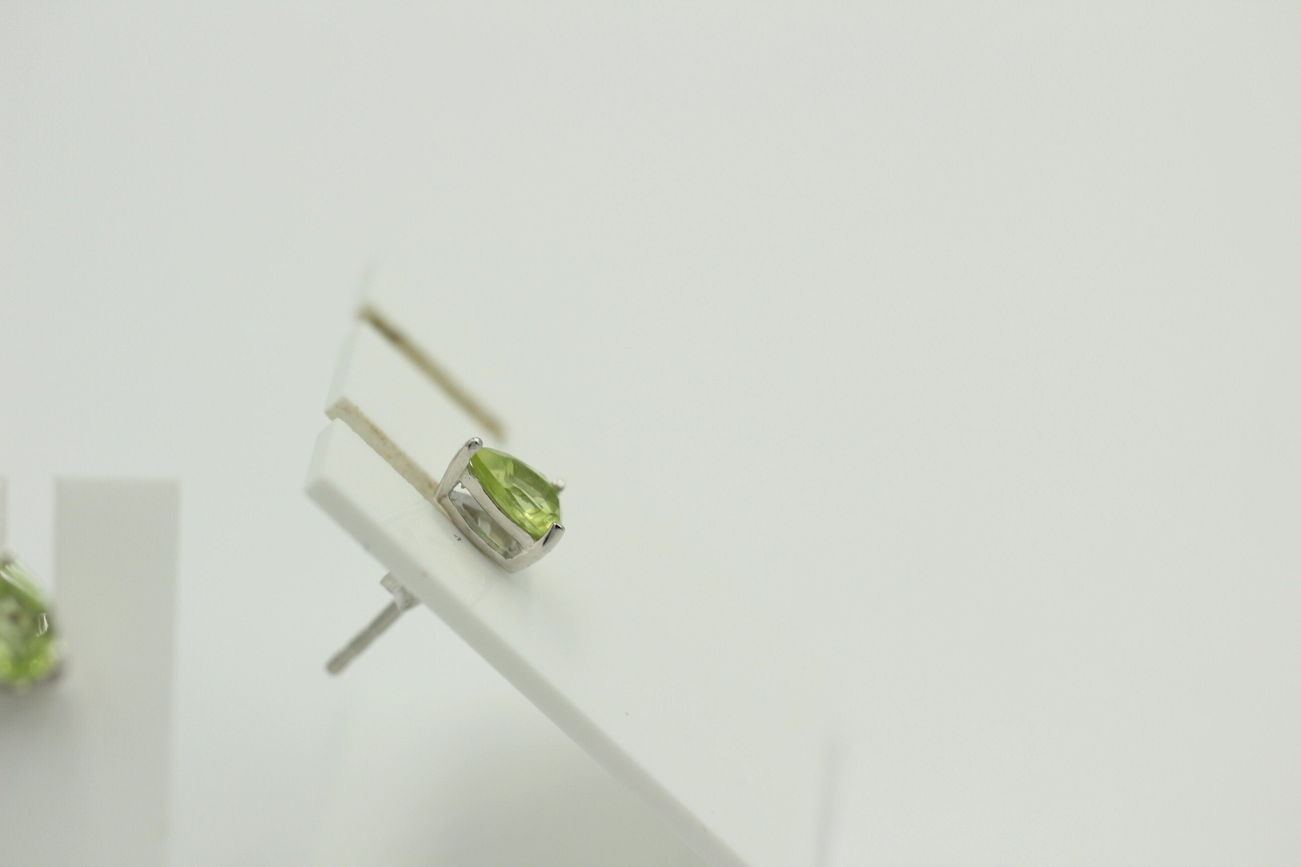 Edle 0,80 Carat maigrüne Peridot Pear Ohrstecker, Ohrring, 925 Silber, Schmuck