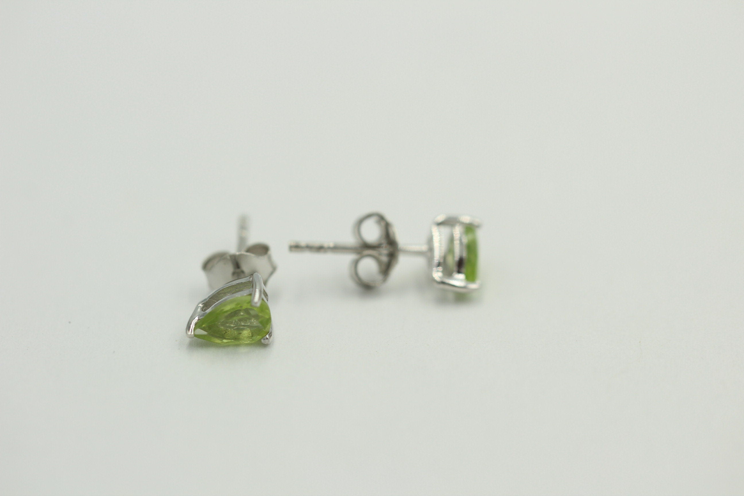 Edle 0,80 Carat maigrüne Peridot Pear Ohrstecker, Ohrring, 925 Silber, Schmuck