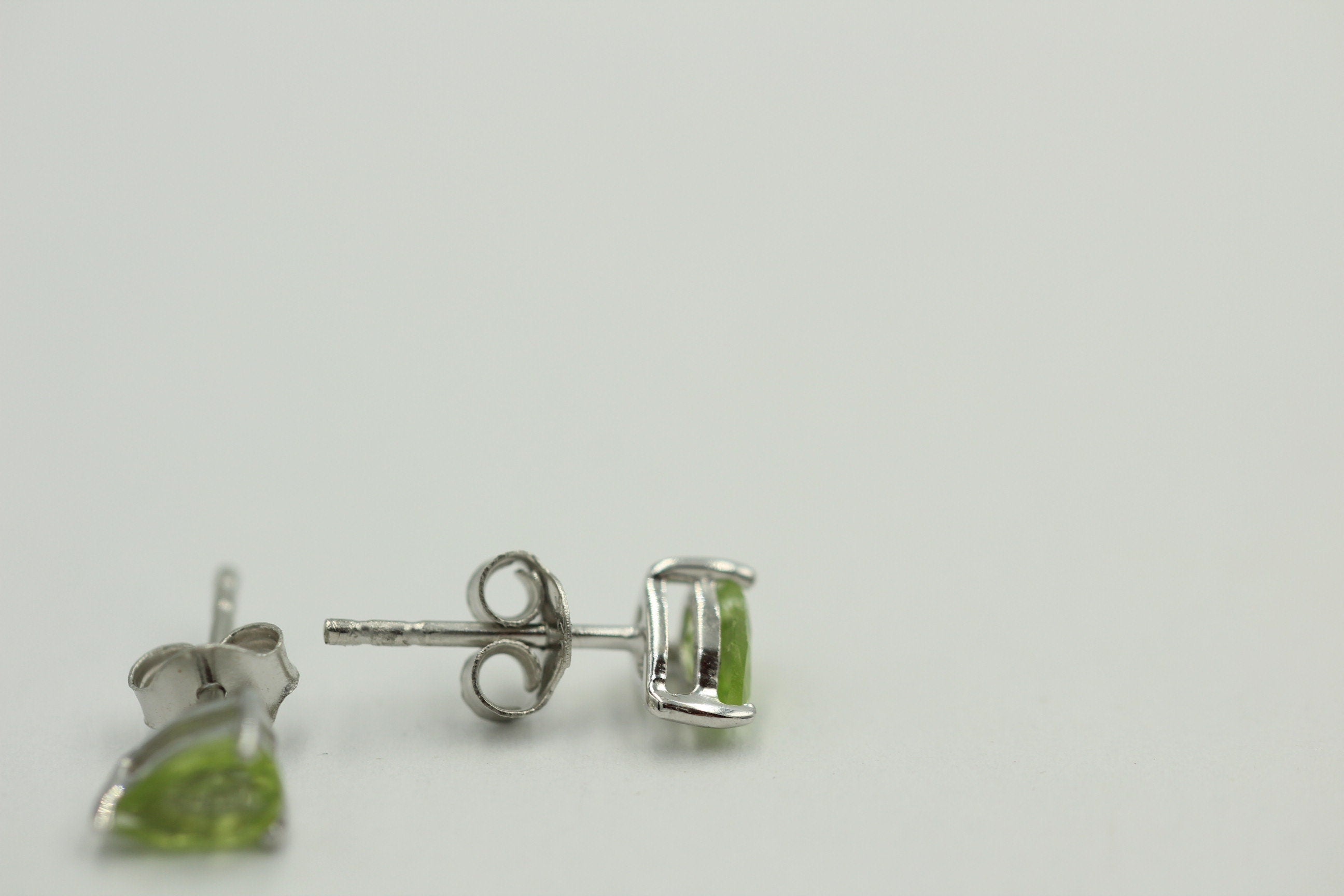 Edle 0,80 Carat maigrüne Peridot Pear Ohrstecker, Ohrring, 925 Silber, Schmuck