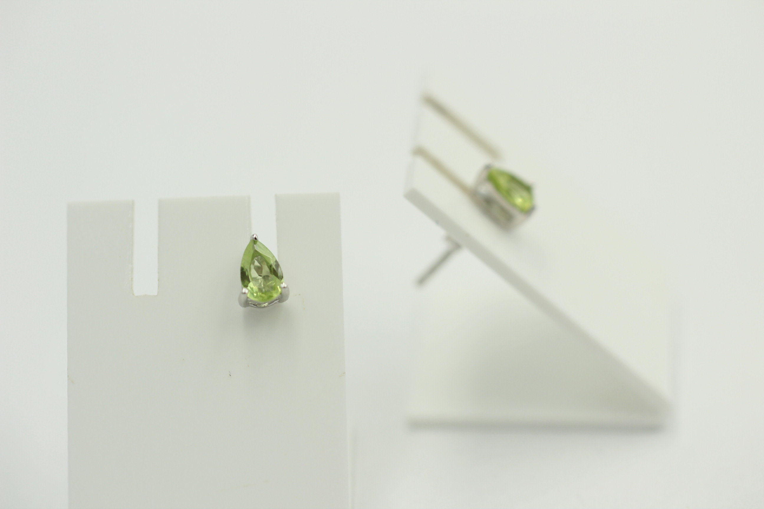 Edle 0,80 Carat maigrüne Peridot Pear Ohrstecker, Ohrring, 925 Silber, Schmuck