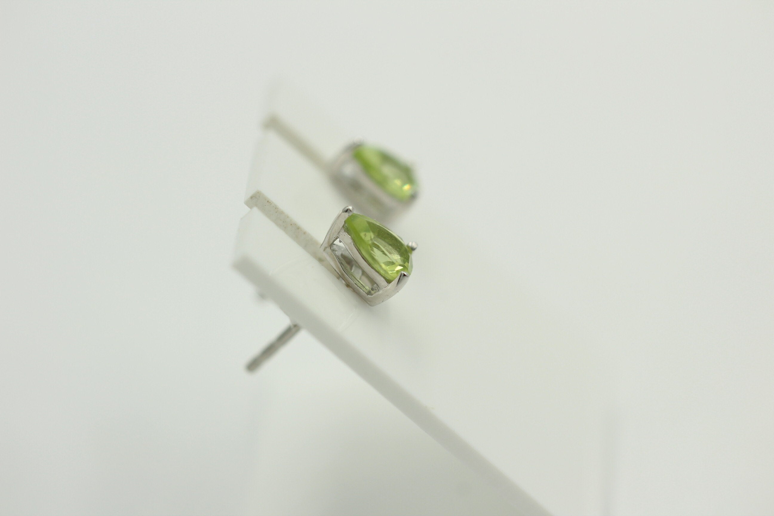 Edle 0,80 Carat maigrüne Peridot Pear Ohrstecker, Ohrring, 925 Silber, Schmuck