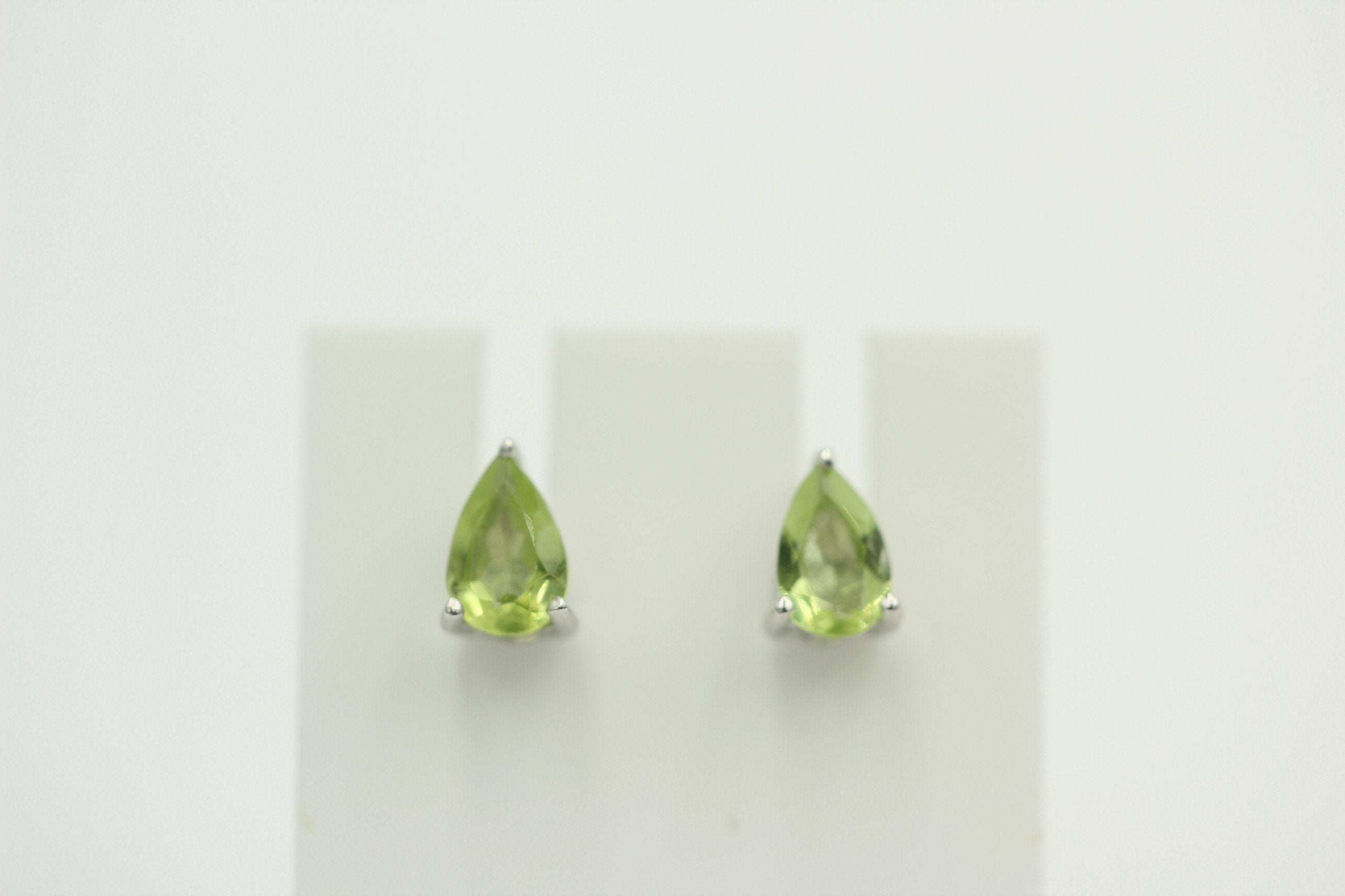 Edle 0,80 Carat maigrüne Peridot Pear Ohrstecker, Ohrring, 925 Silber, Schmuck