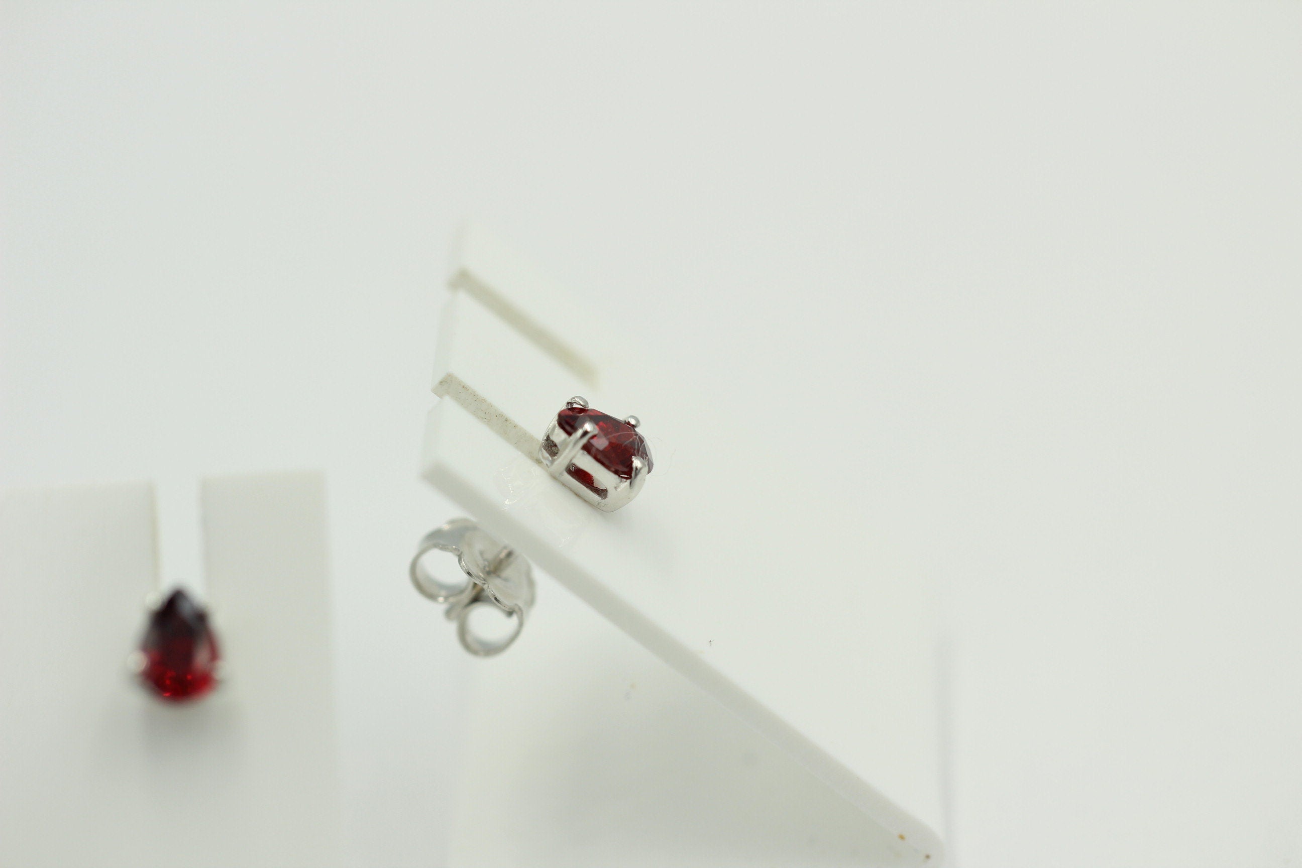 Edle Zirkonia Ohrstecker in rot 925 Silber 6 x 4 mm Top Ohrstecker