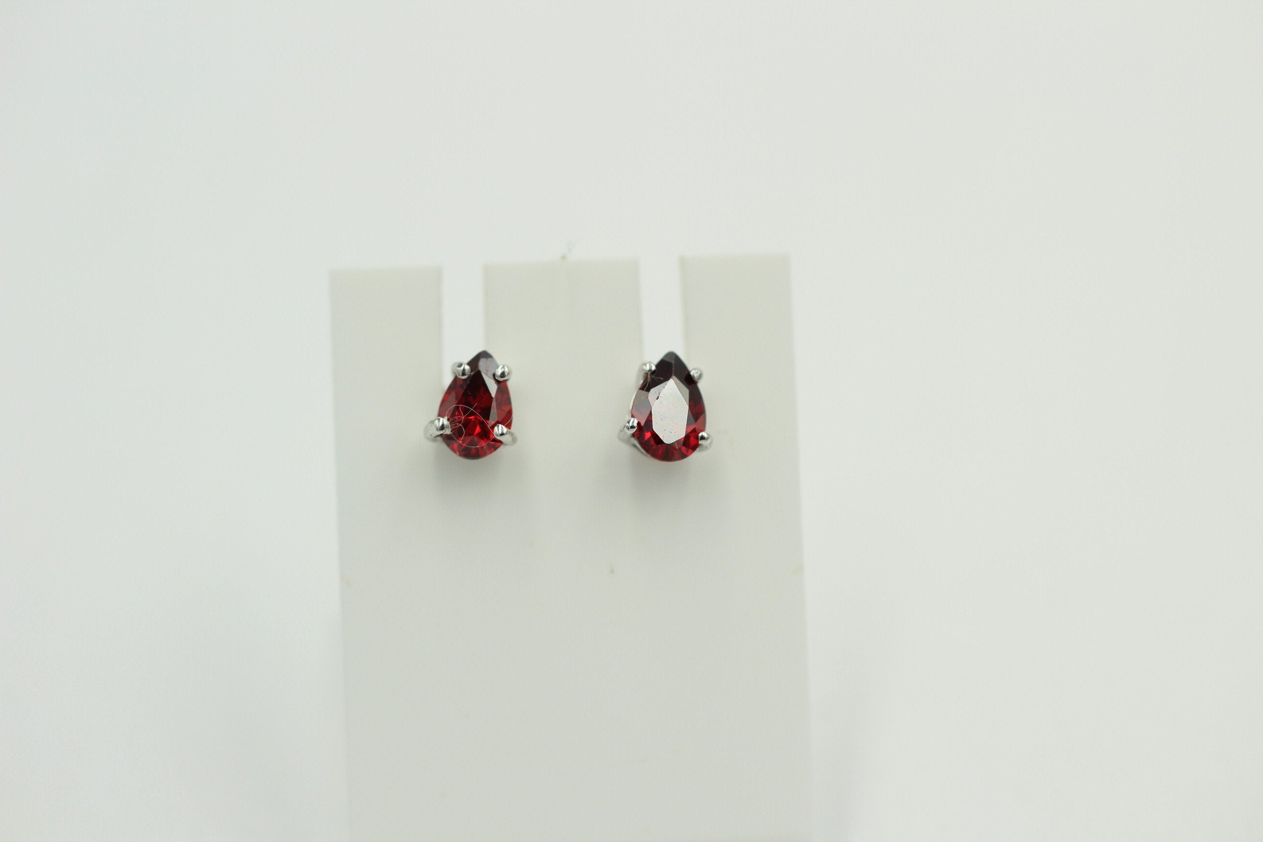 Edle Zirkonia Ohrstecker in rot 925 Silber 6 x 4 mm Top Ohrstecker
