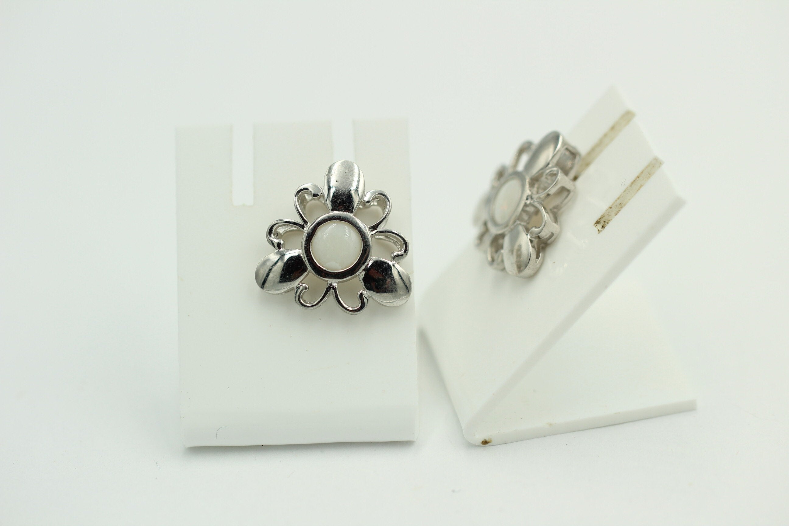 Blumige 0,10 Carat Opal Ohrstecker, Ohrschmuck, 925 Silber, Rhodiniert