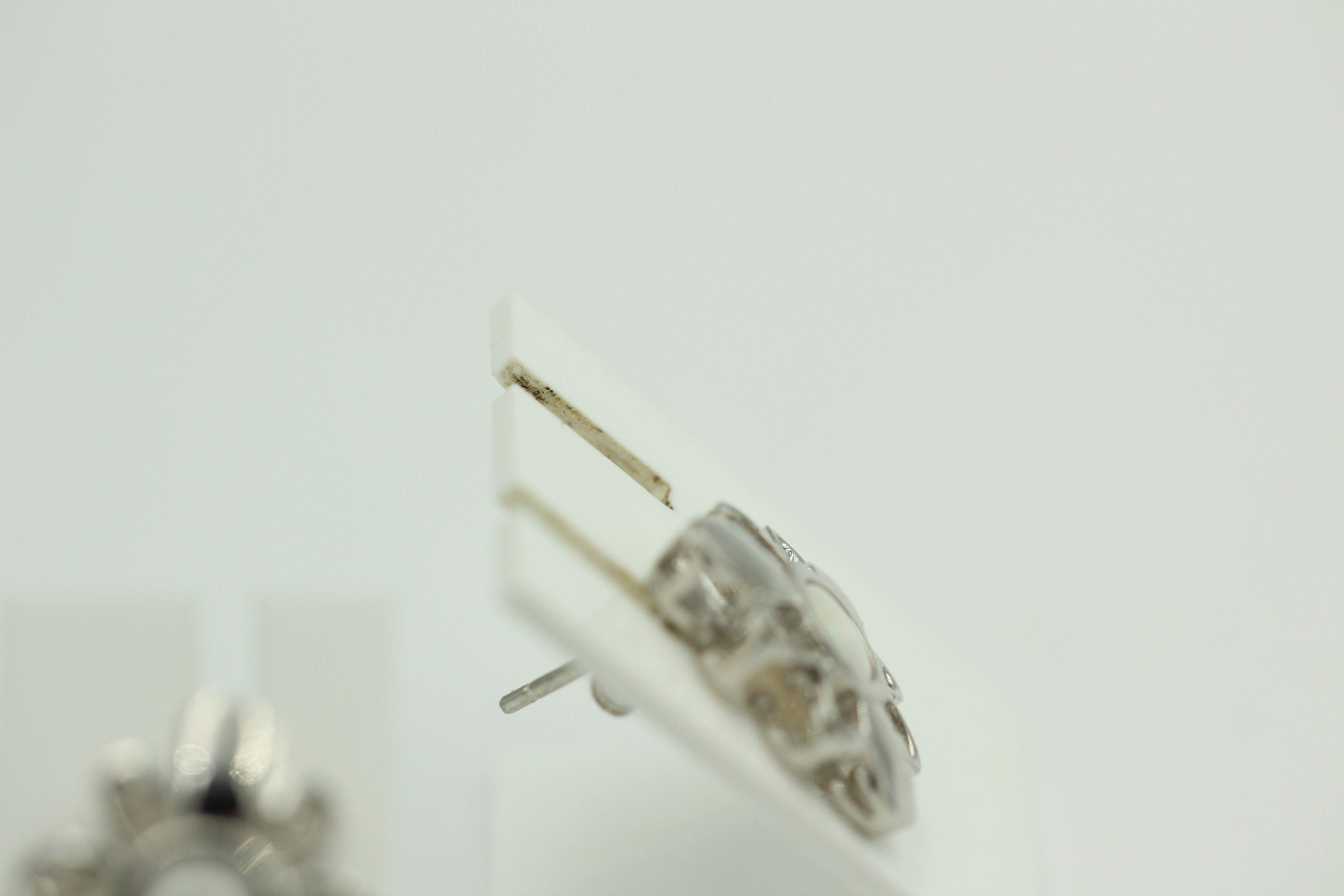 Blumige 0,10 Carat Opal Ohrstecker, Ohrschmuck, 925 Silber, Rhodiniert
