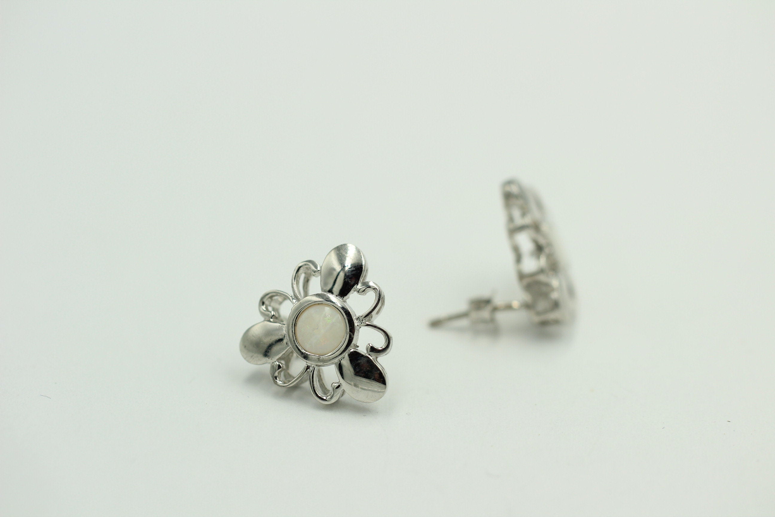 Blumige 0,10 Carat Opal Ohrstecker, Ohrschmuck, 925 Silber, Rhodiniert