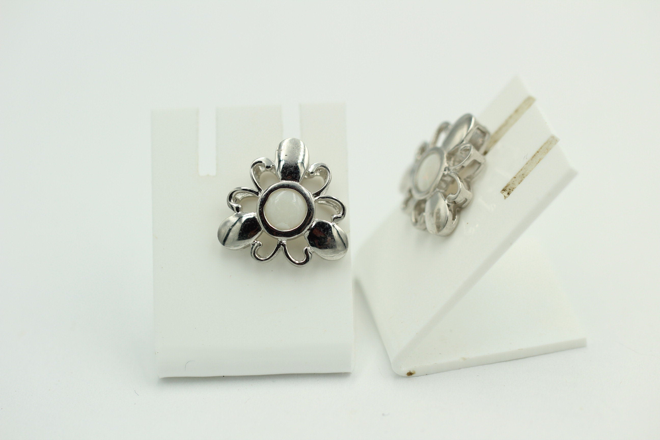 Blumige 0,10 Carat Opal Ohrstecker, Ohrschmuck, 925 Silber, Rhodiniert
