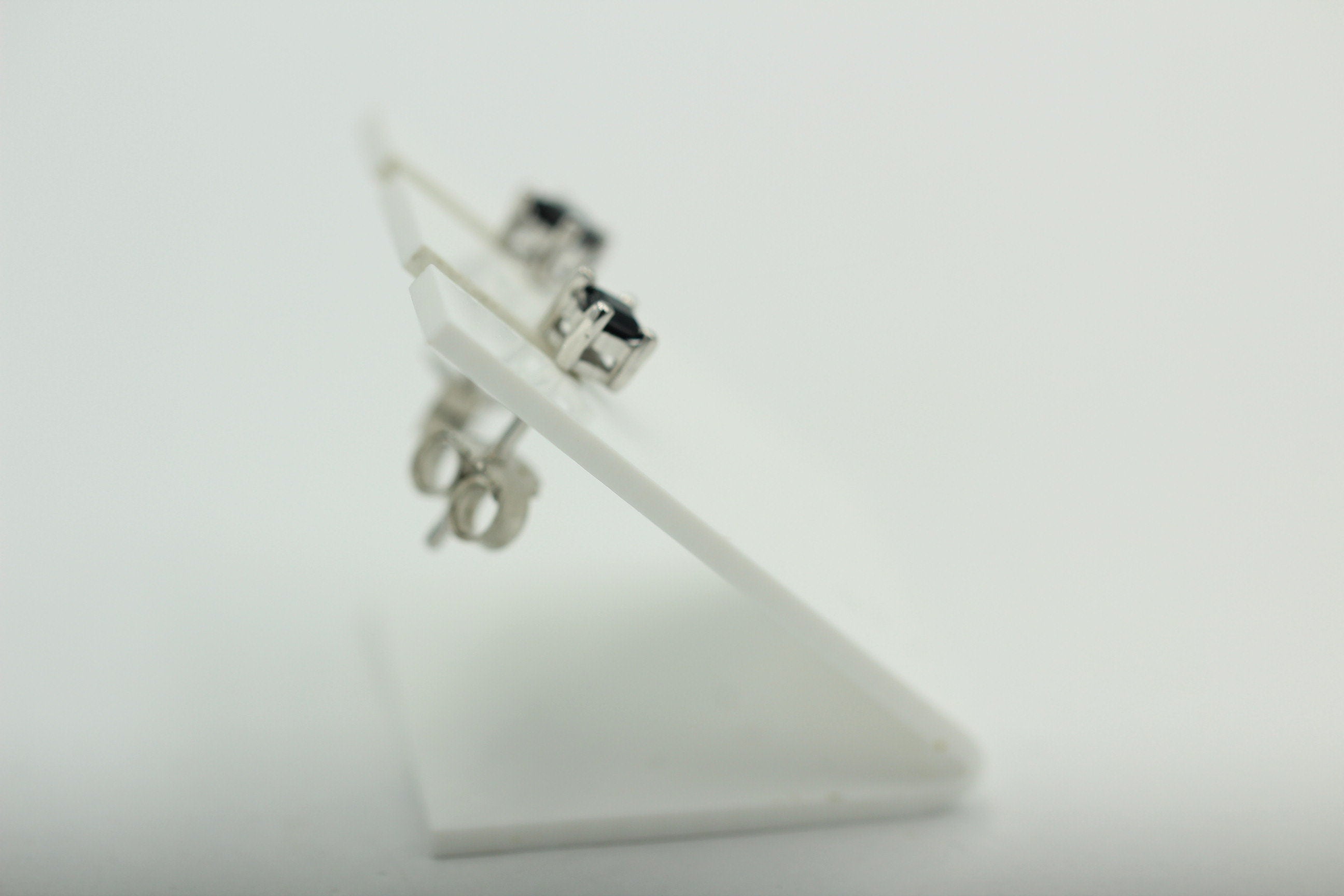 0,3 Carat seltener Saphir Ohrstecker 925 Sterling Silber Unisex