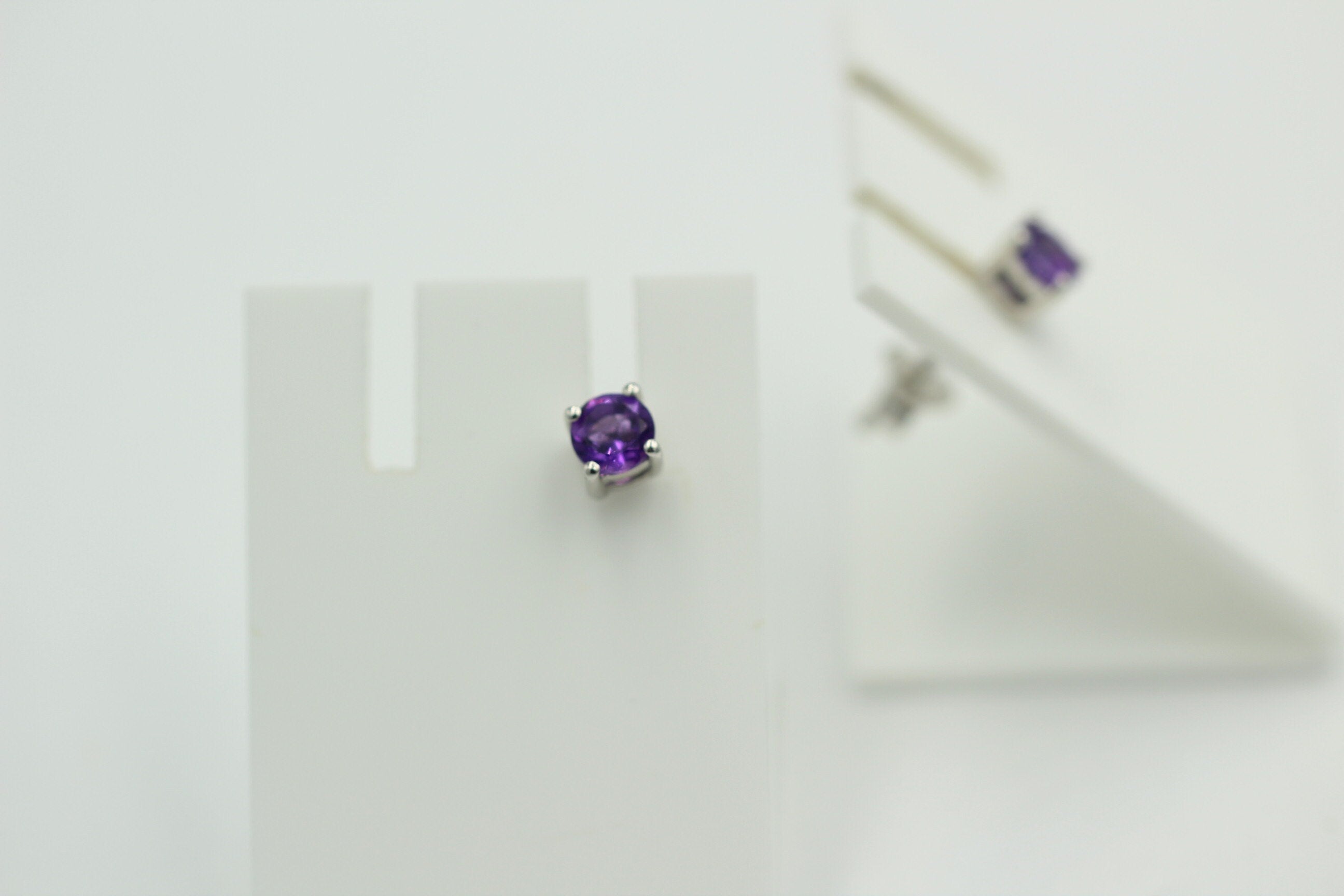0,51 Carat leuchtender Amethyst Ohrstecker Afrika Unisex Top Edel