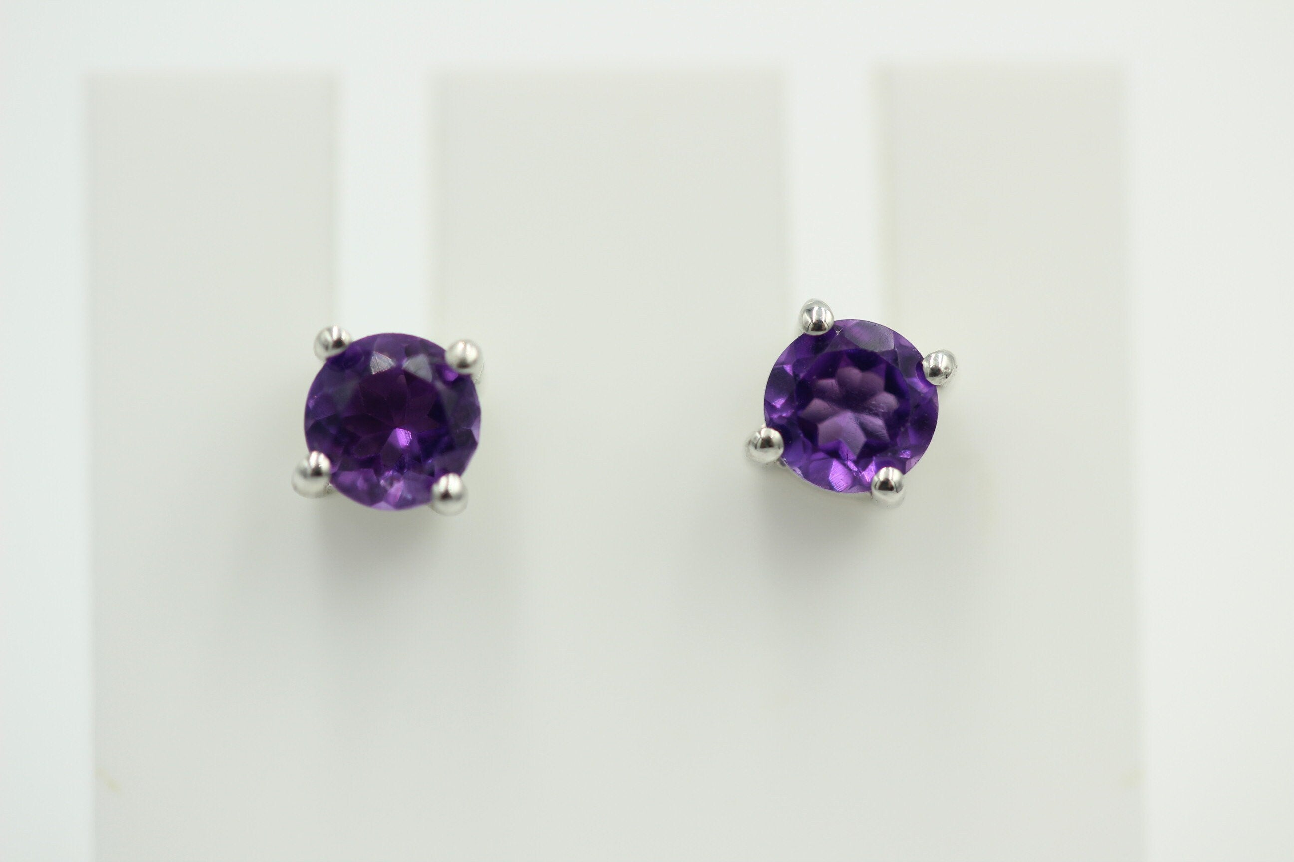 0,51 Carat leuchtender Amethyst Ohrstecker Afrika Unisex Top Edel