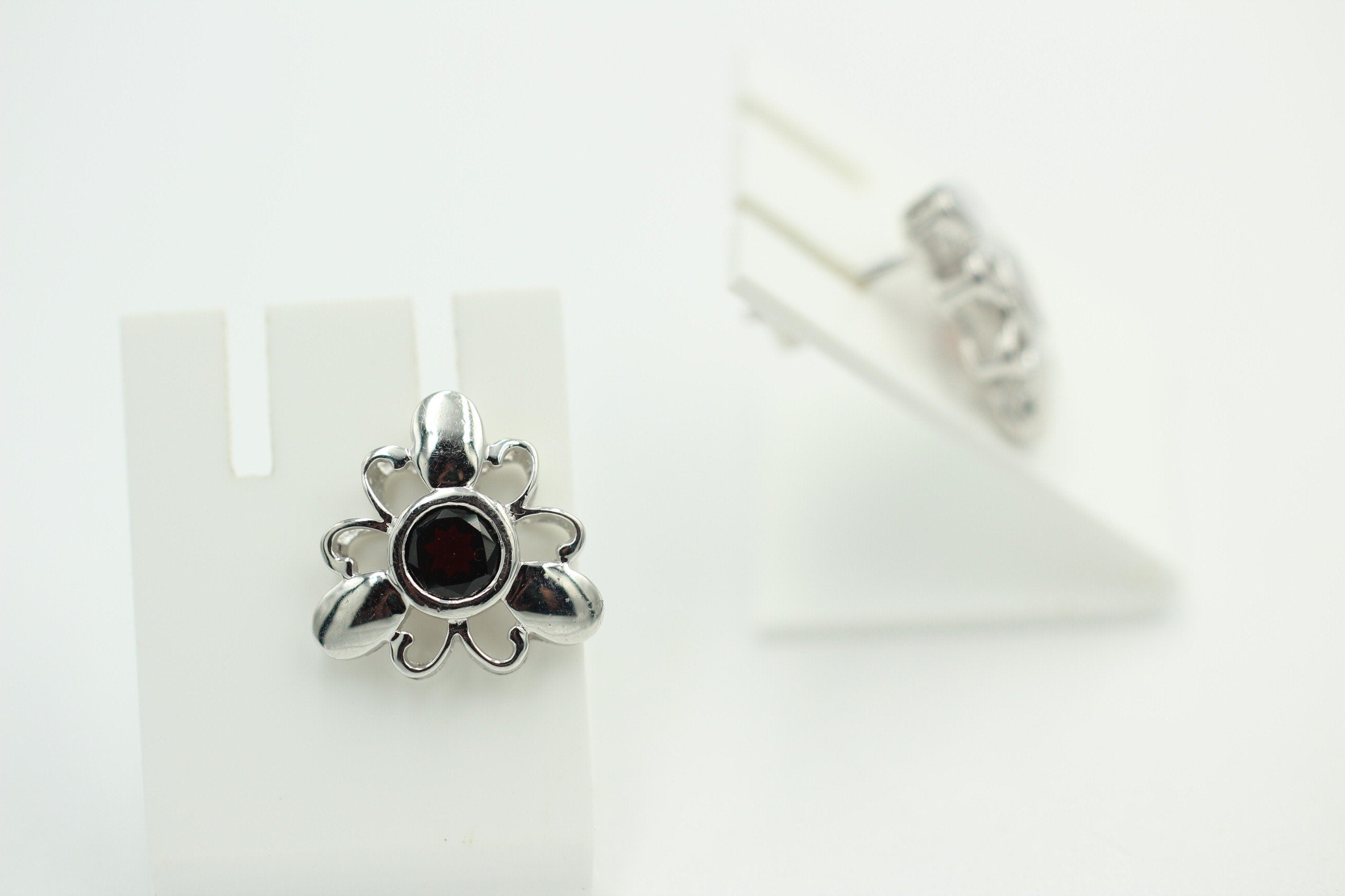 Blumige 2,20 Carat Granat Ohrstecker, Ohrschmuck, 925 Silber, Rhodiniert