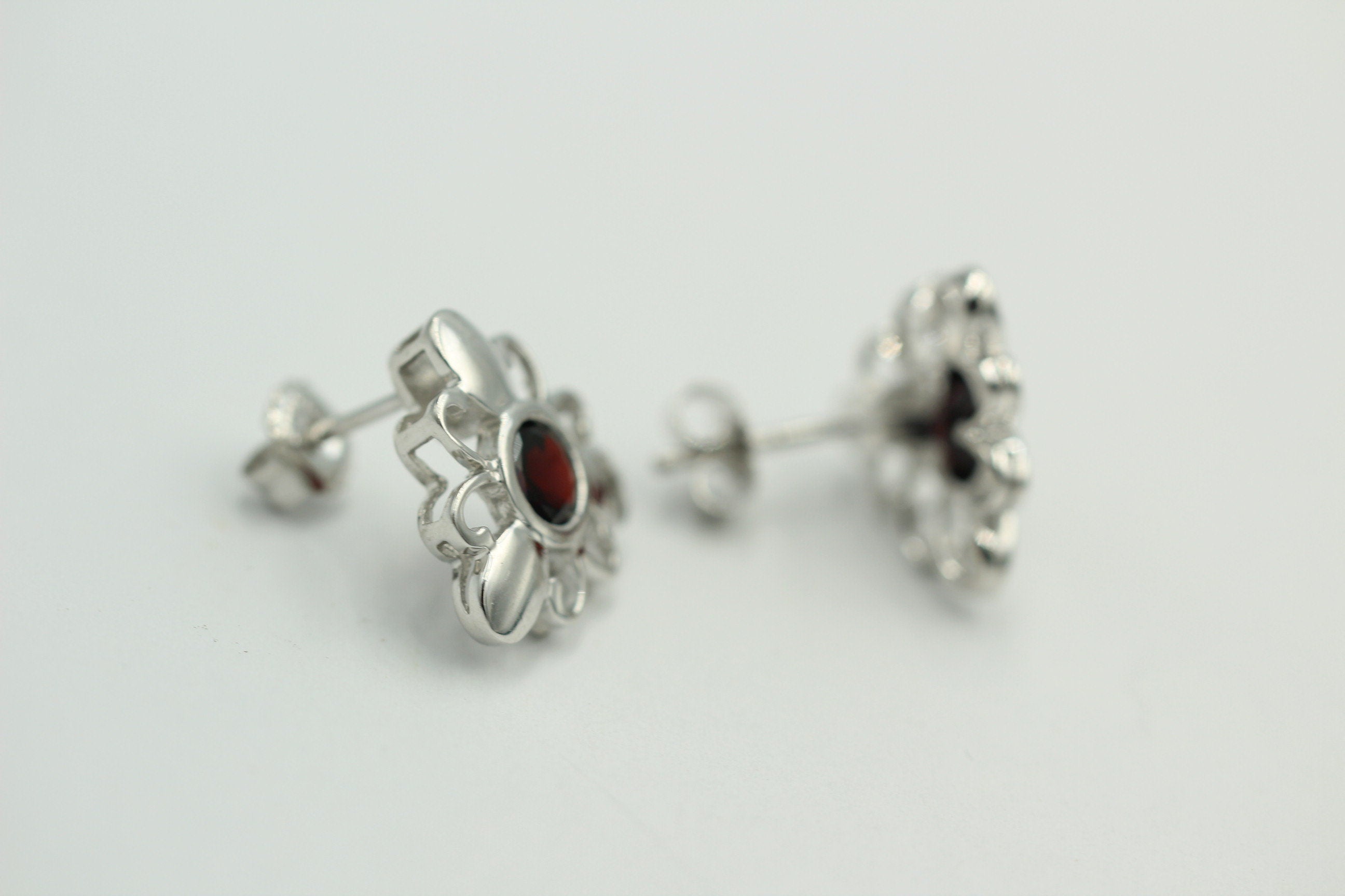 Blumige 2,20 Carat Granat Ohrstecker, Ohrschmuck, 925 Silber, Rhodiniert