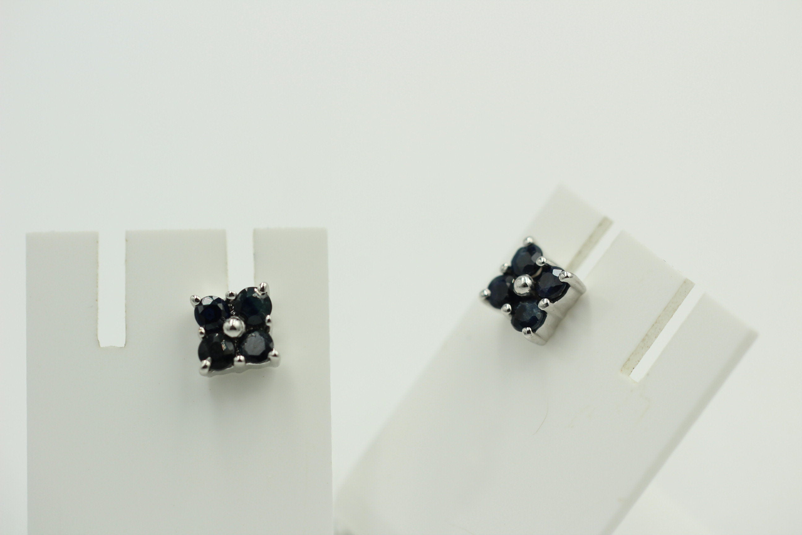 Edle 0,95 Carat schwarz blaue Saphir Ohrstecker 925 Sterling Silber Edelstein