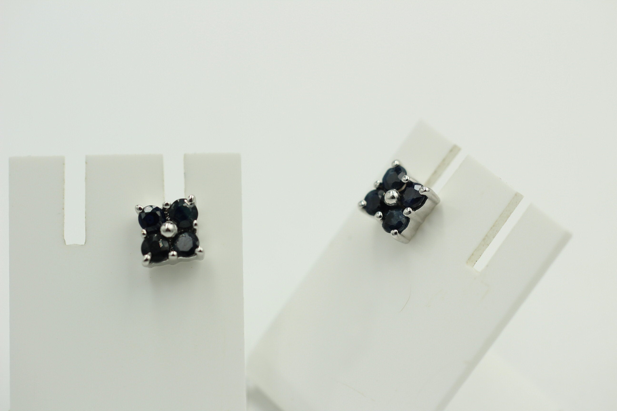 Edle 0,95 Carat schwarz blaue Saphir Ohrstecker 925 Sterling Silber Edelstein