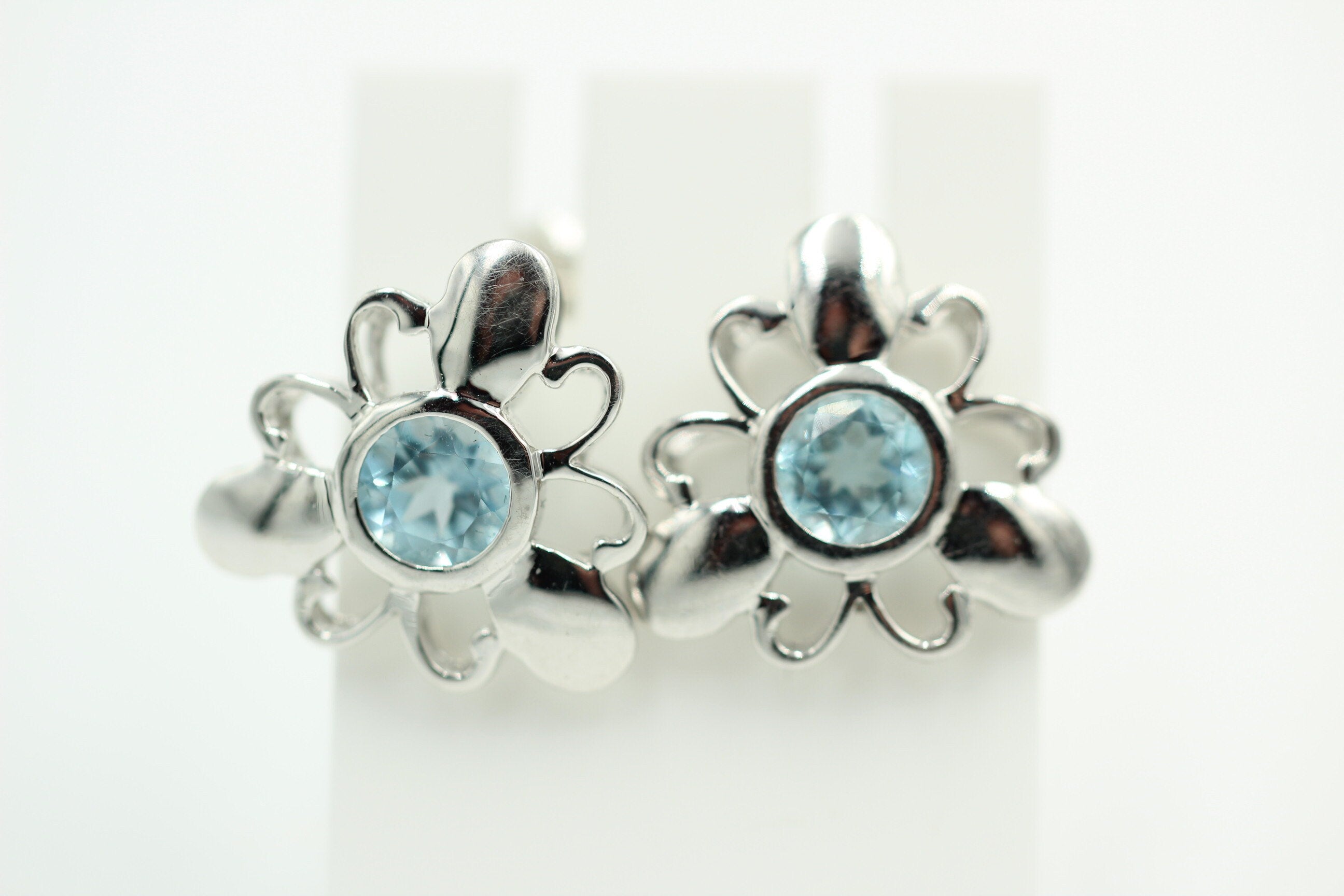 Blumige 2,20 Carat funkelnde Blautopas Ohrstecker, Ohrring, 925 Sterling Silber