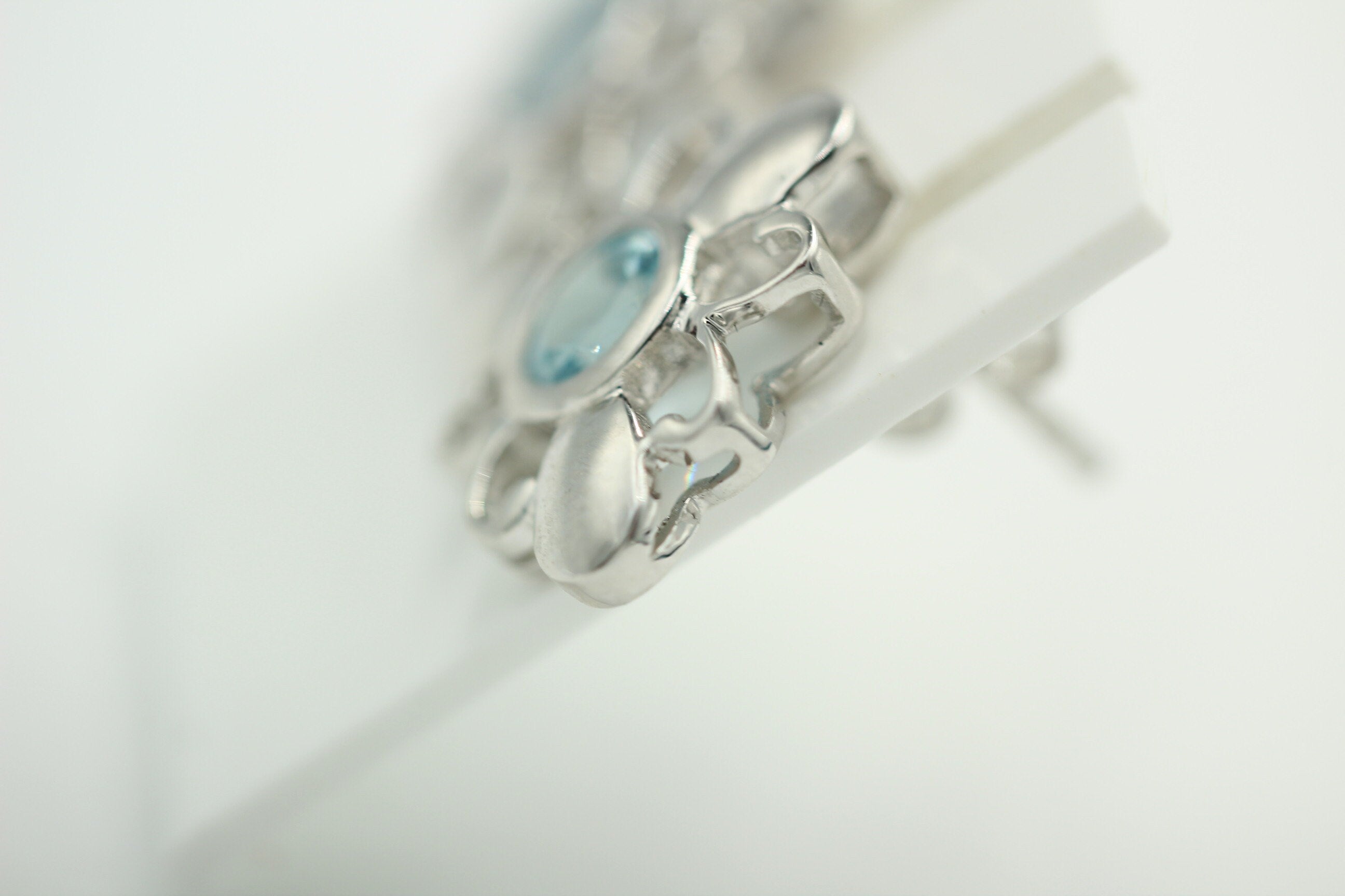 Blumige 2,20 Carat funkelnde Blautopas Ohrstecker, Ohrring, 925 Sterling Silber