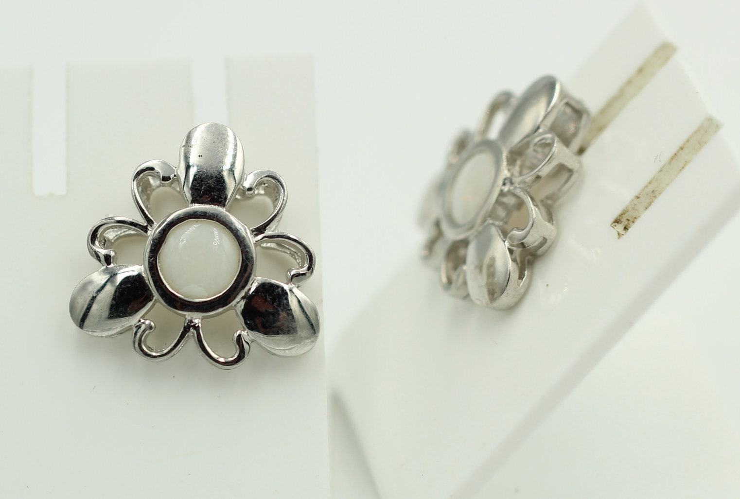 Blumige 0,10 Carat Opal Ohrstecker, Ohrschmuck, 925 Silber, Rhodiniert