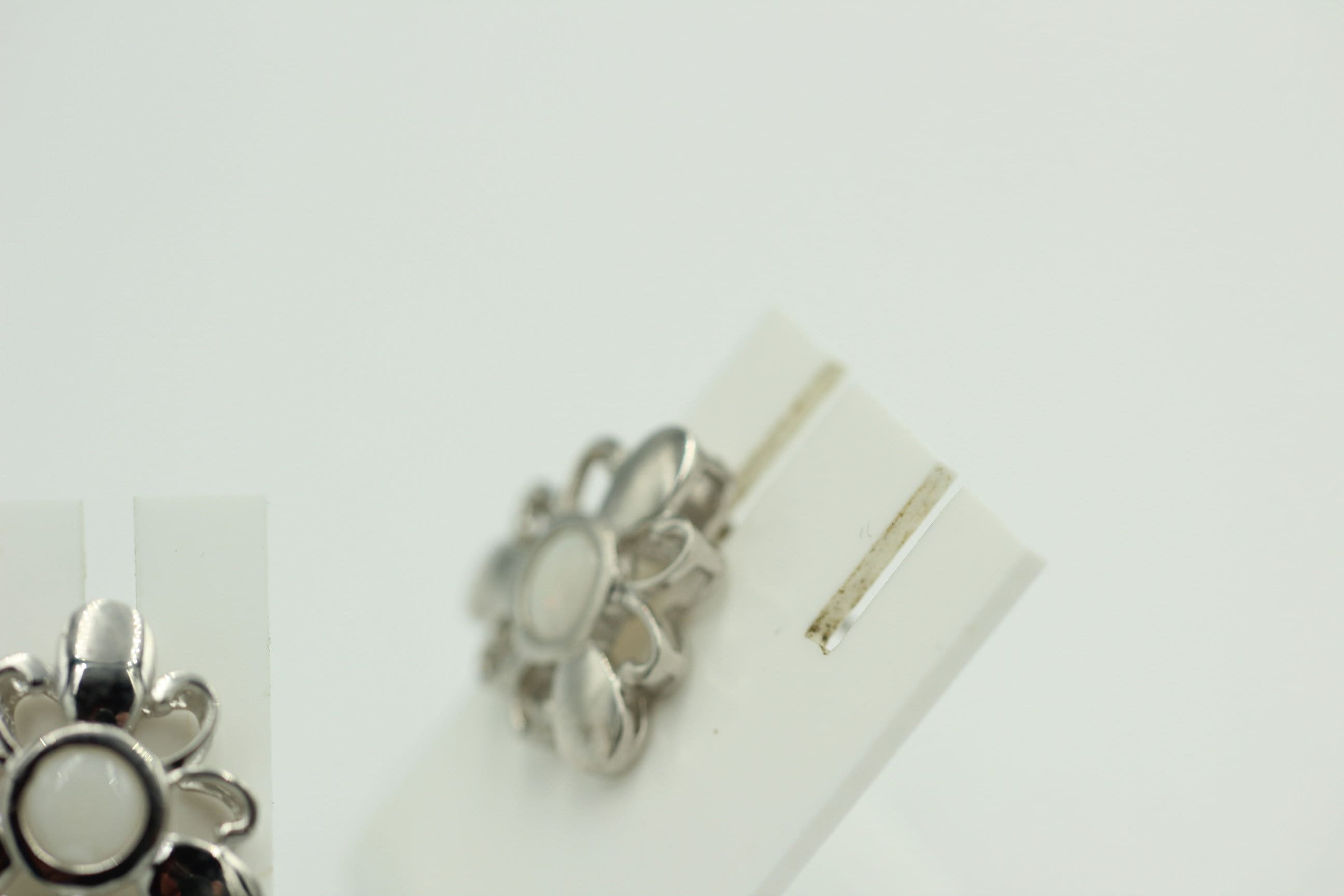 Blumige 0,10 Carat Opal Ohrstecker, Ohrschmuck, 925 Silber, Rhodiniert