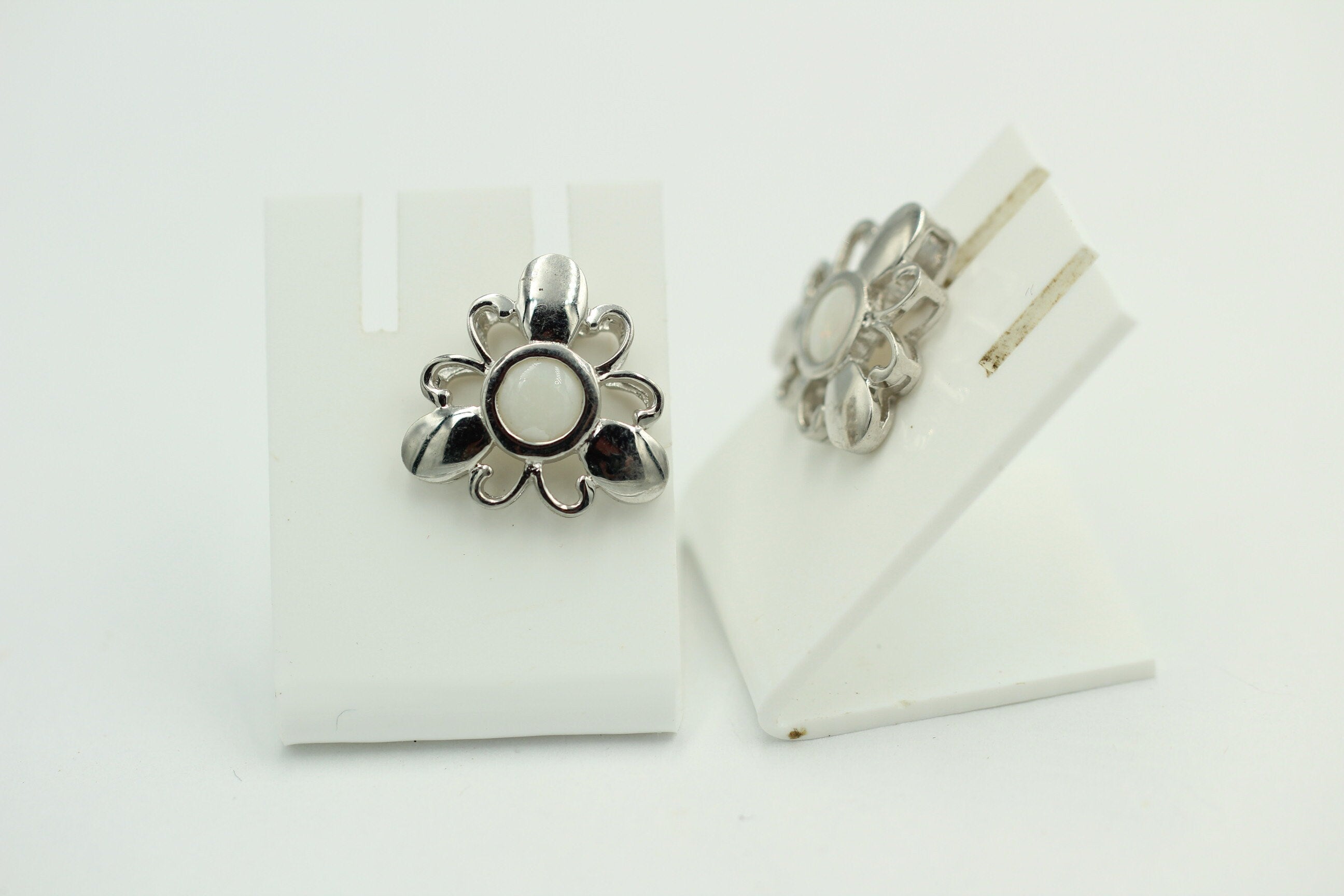 Blumige 0,10 Carat Opal Ohrstecker, Ohrschmuck, 925 Silber, Rhodiniert