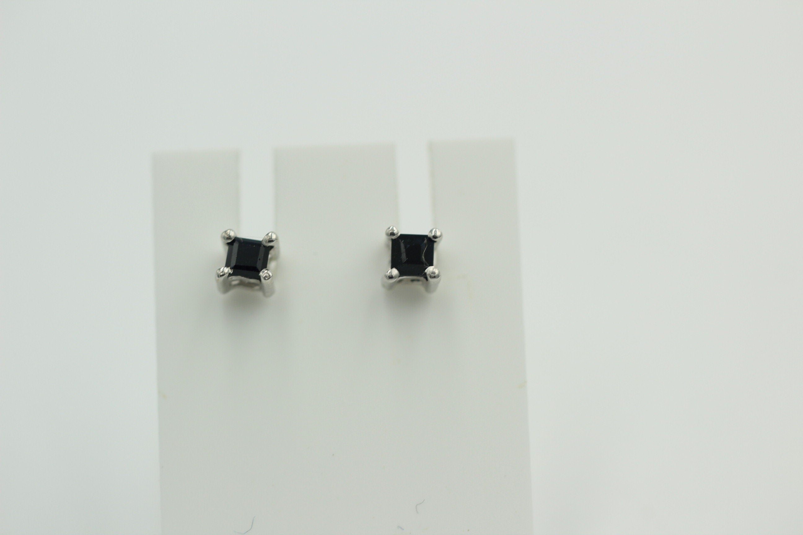 0,3 Carat seltener Saphir Ohrstecker 925 Sterling Silber Unisex