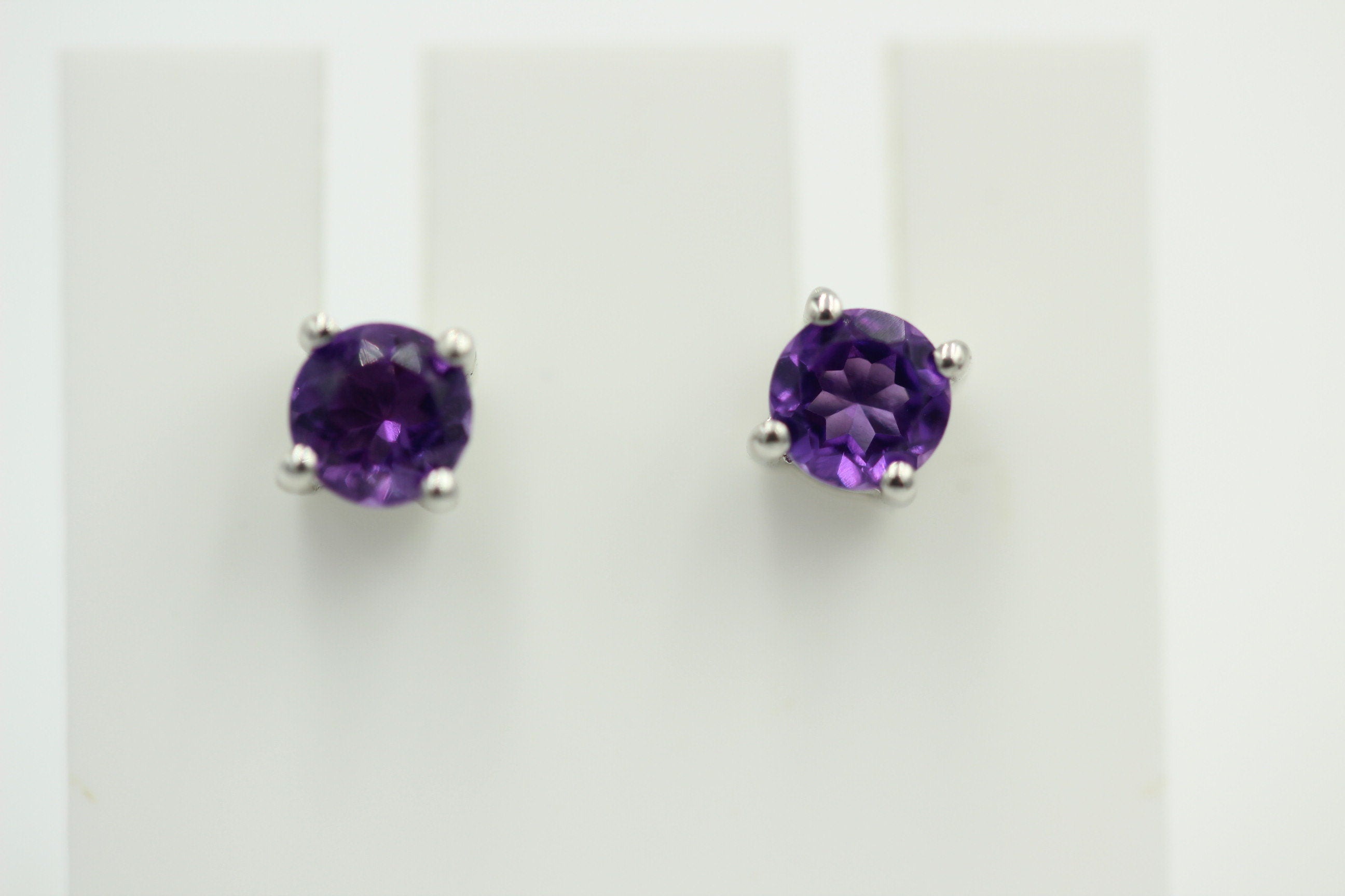 0,51 Carat leuchtender Amethyst Ohrstecker Afrika Unisex Top Edel