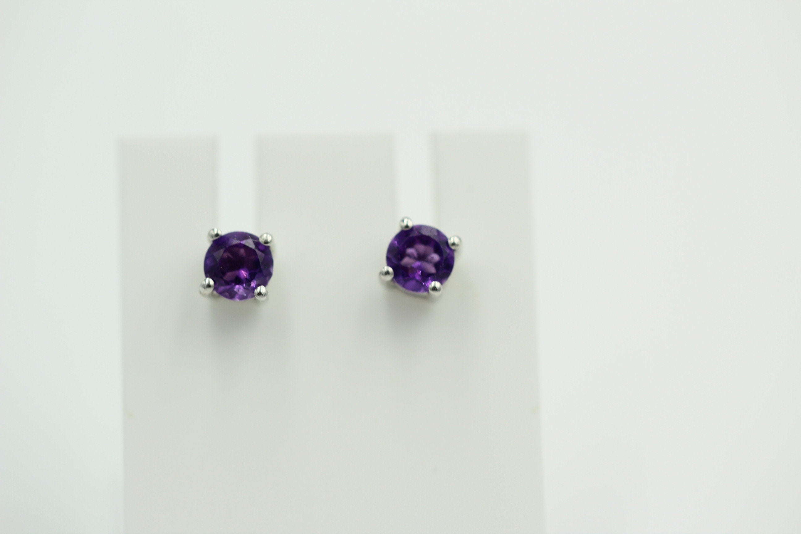 0,51 Carat leuchtender Amethyst Ohrstecker Afrika Unisex Top Edel