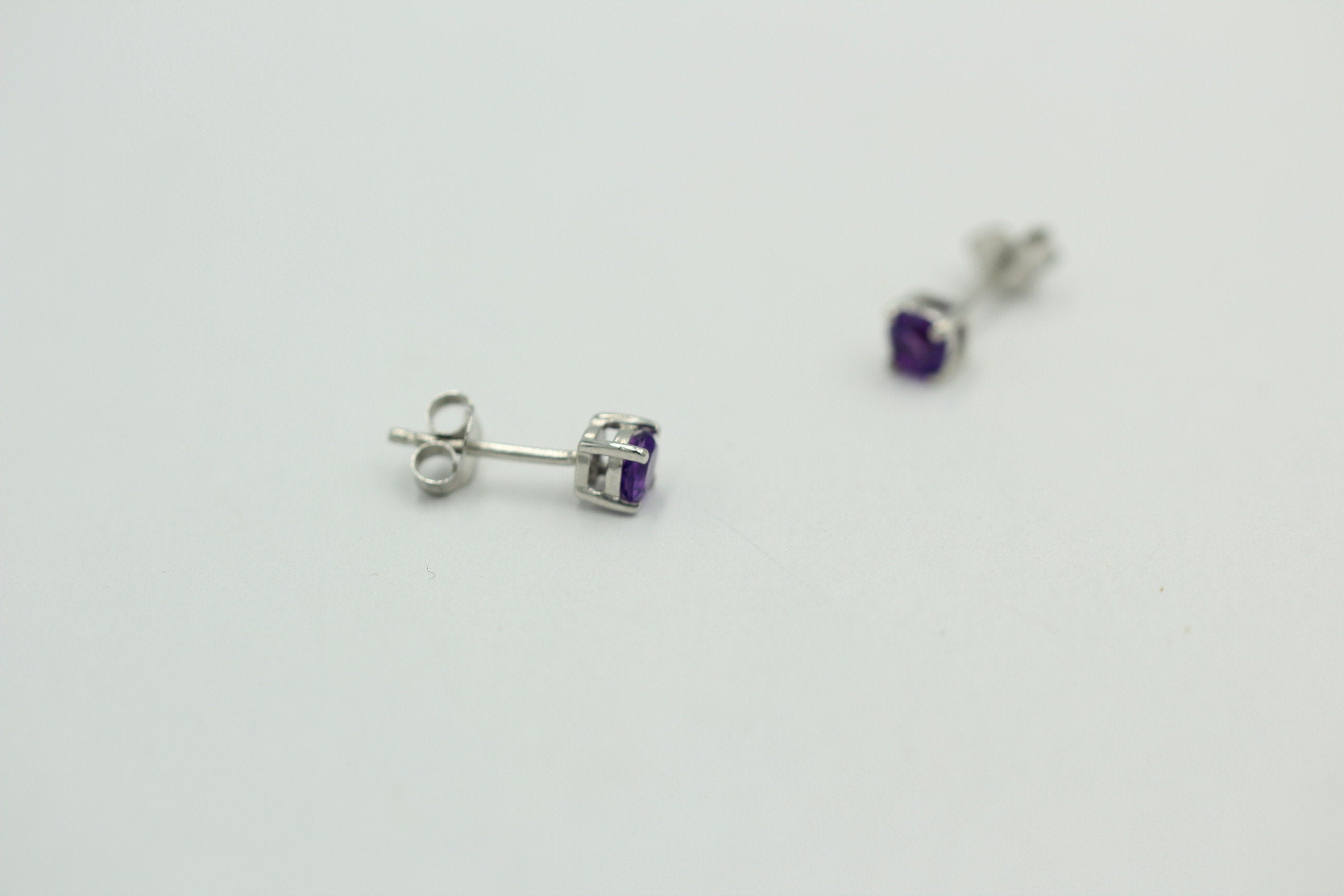 0,51 Carat leuchtender Amethyst Ohrstecker Afrika Unisex Top Edel