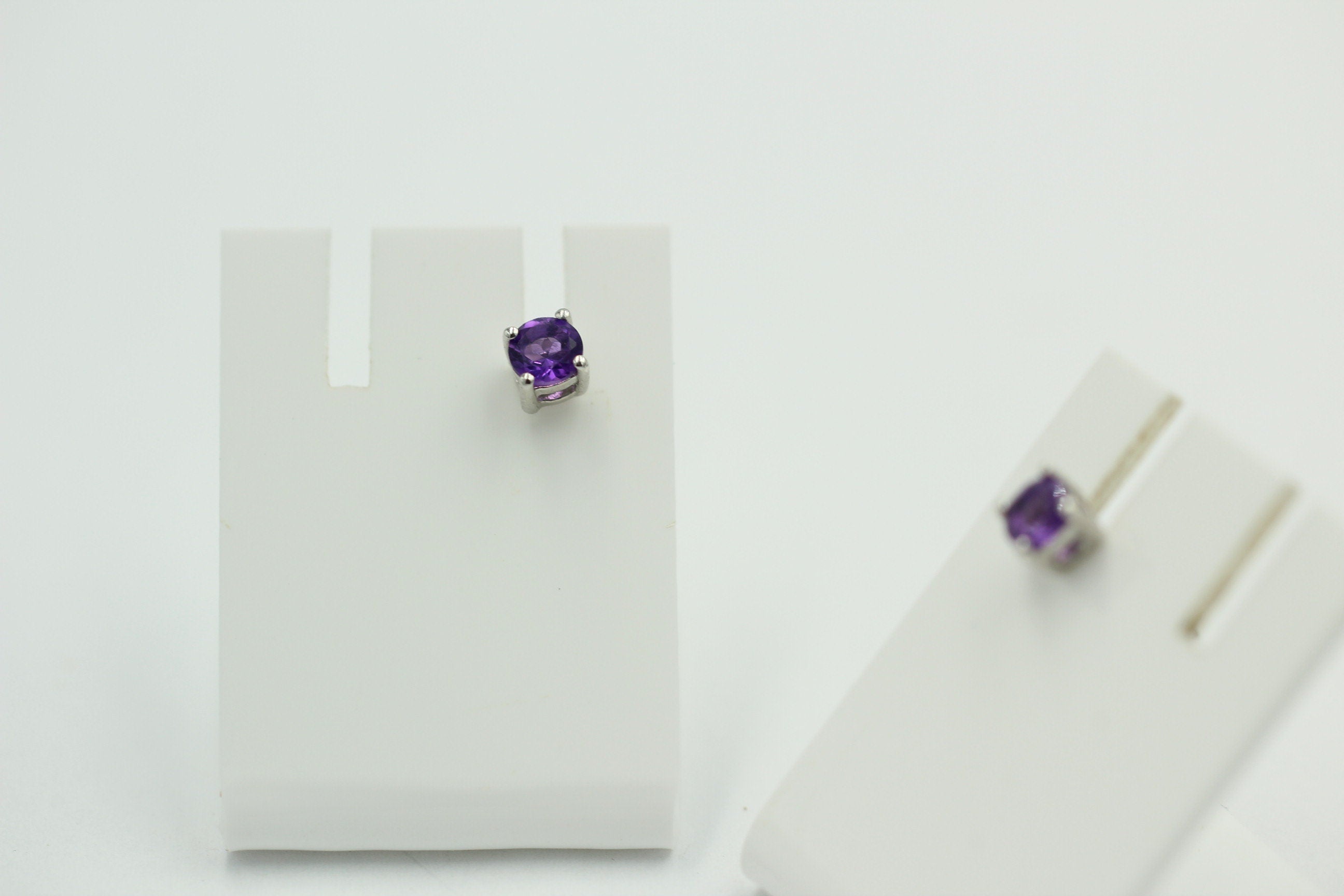 0,51 Carat leuchtender Amethyst Ohrstecker Afrika Unisex Top Edel