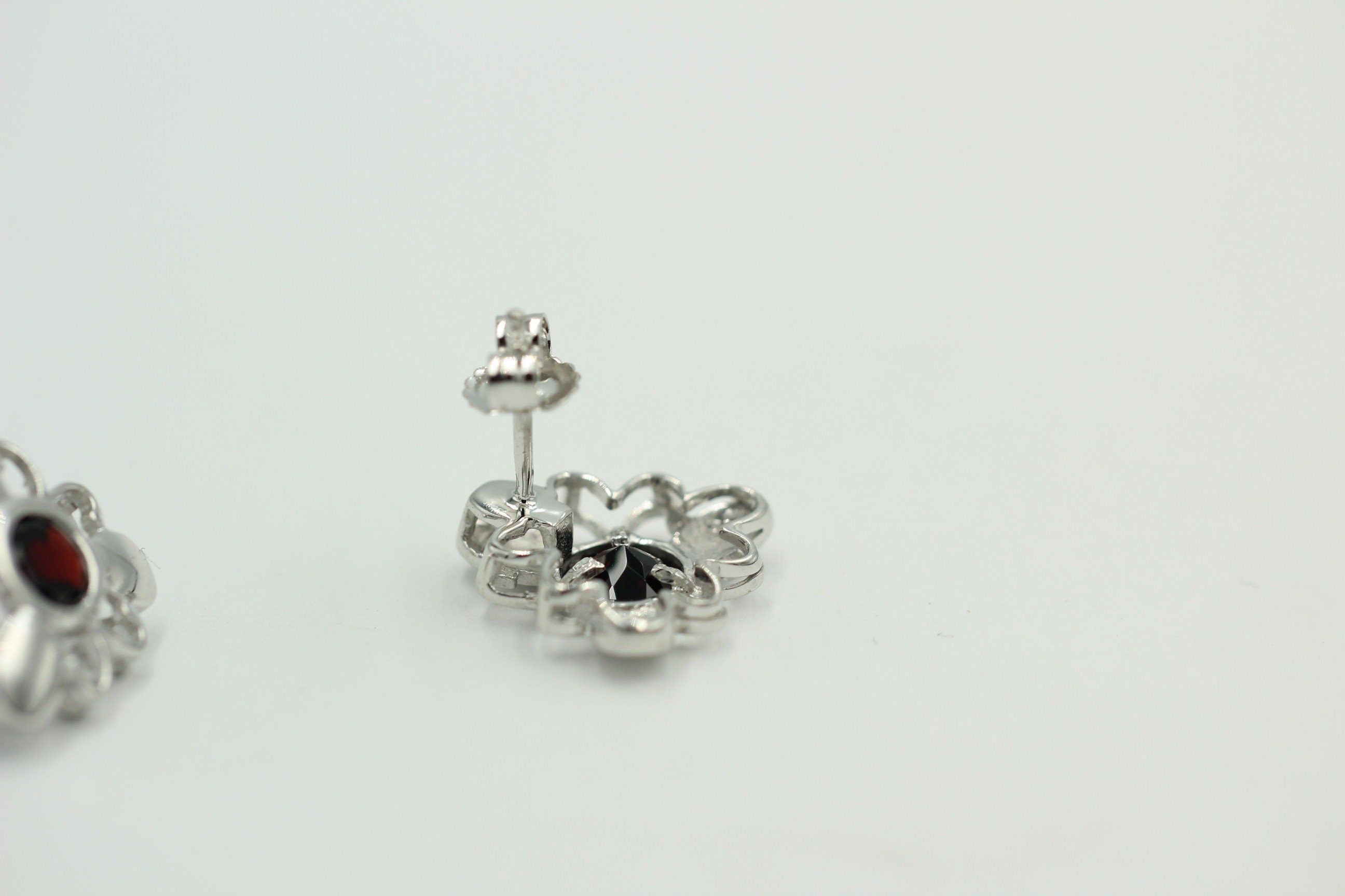 Blumige 2,20 Carat Granat Ohrstecker, Ohrschmuck, 925 Silber, Rhodiniert