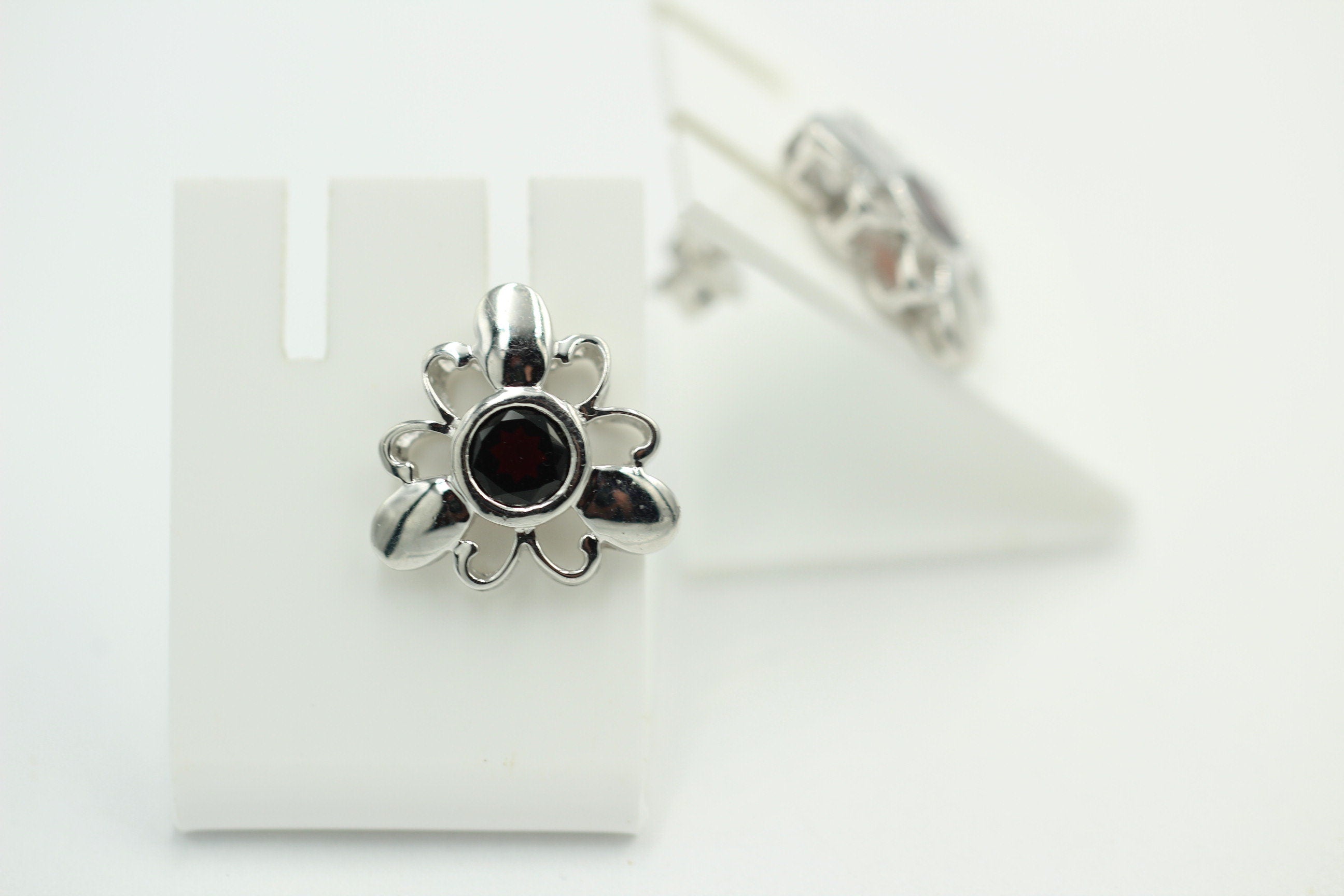 Blumige 2,20 Carat Granat Ohrstecker, Ohrschmuck, 925 Silber, Rhodiniert