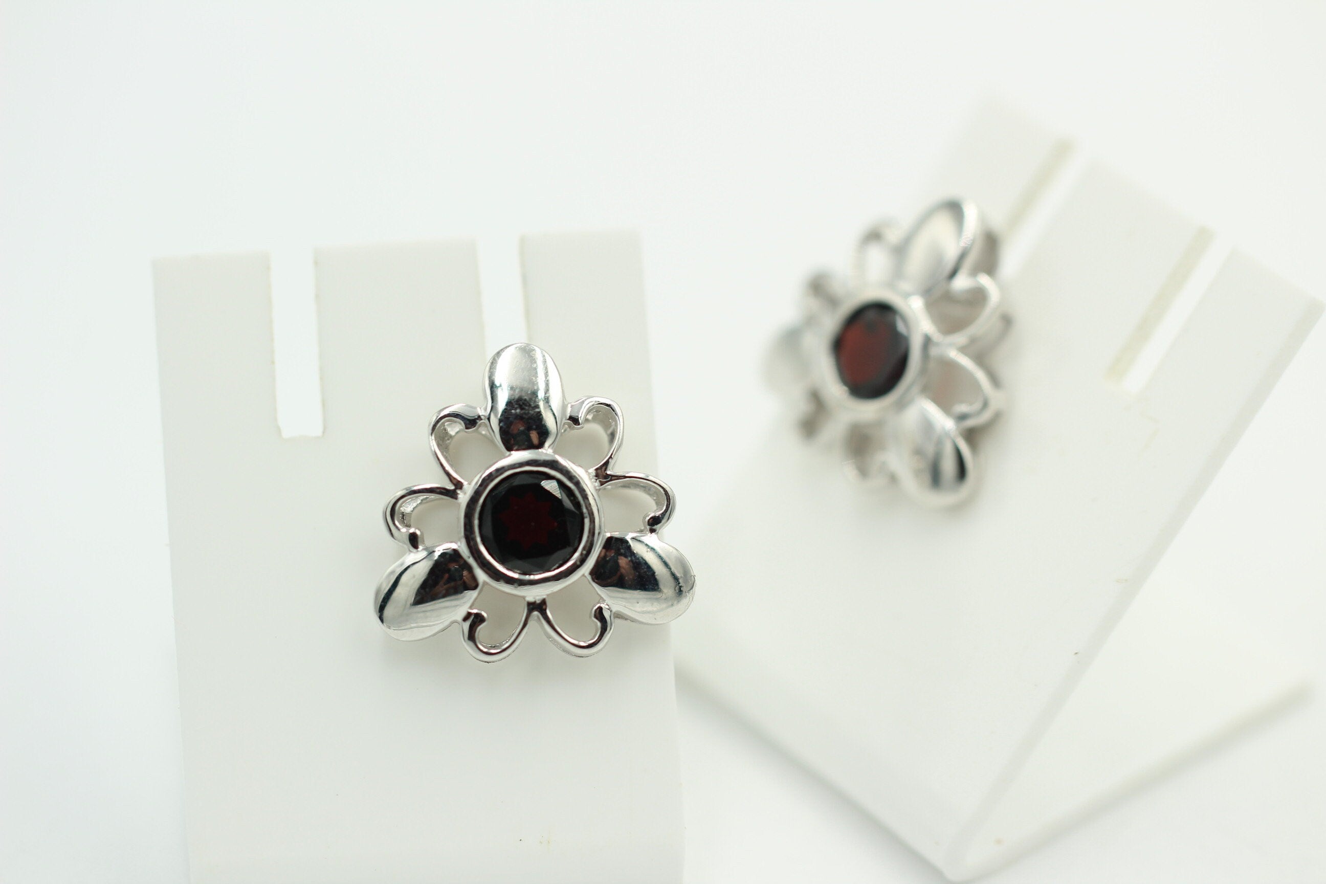 Blumige 2,20 Carat Granat Ohrstecker, Ohrschmuck, 925 Silber, Rhodiniert