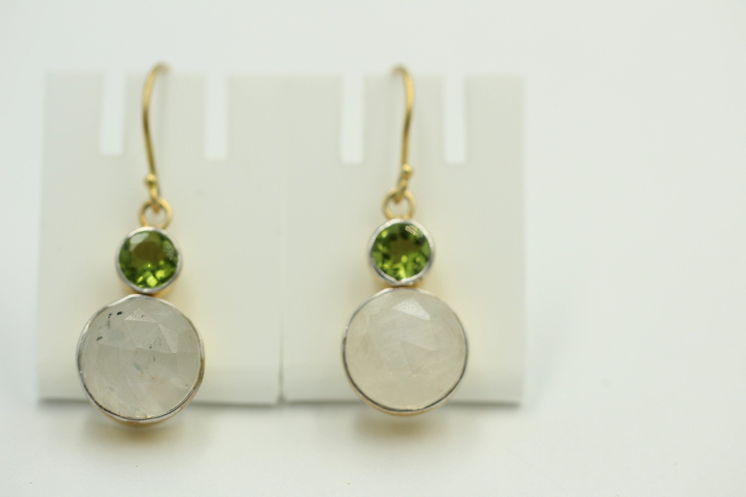Design pur 12 Carat Mondlichttopas, Peridot Ohrhanger, 925 Silber vergoldet