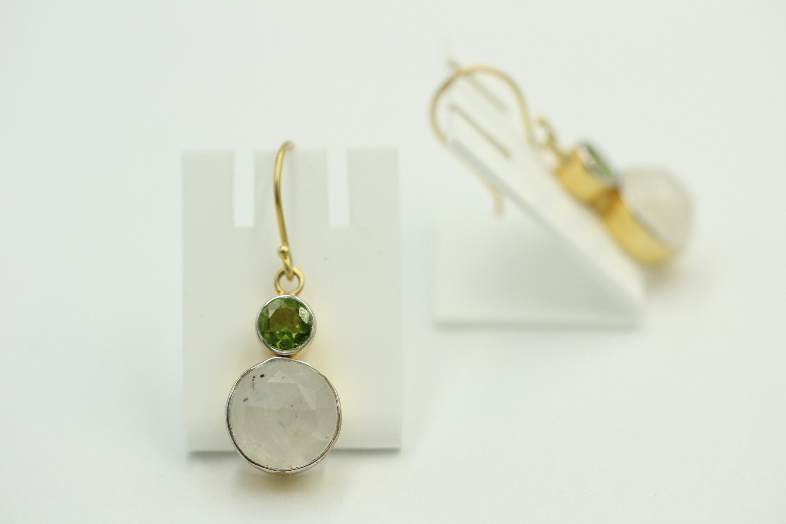 Design pur 12 Carat Mondlichttopas, Peridot Ohrhanger, 925 Silber vergoldet