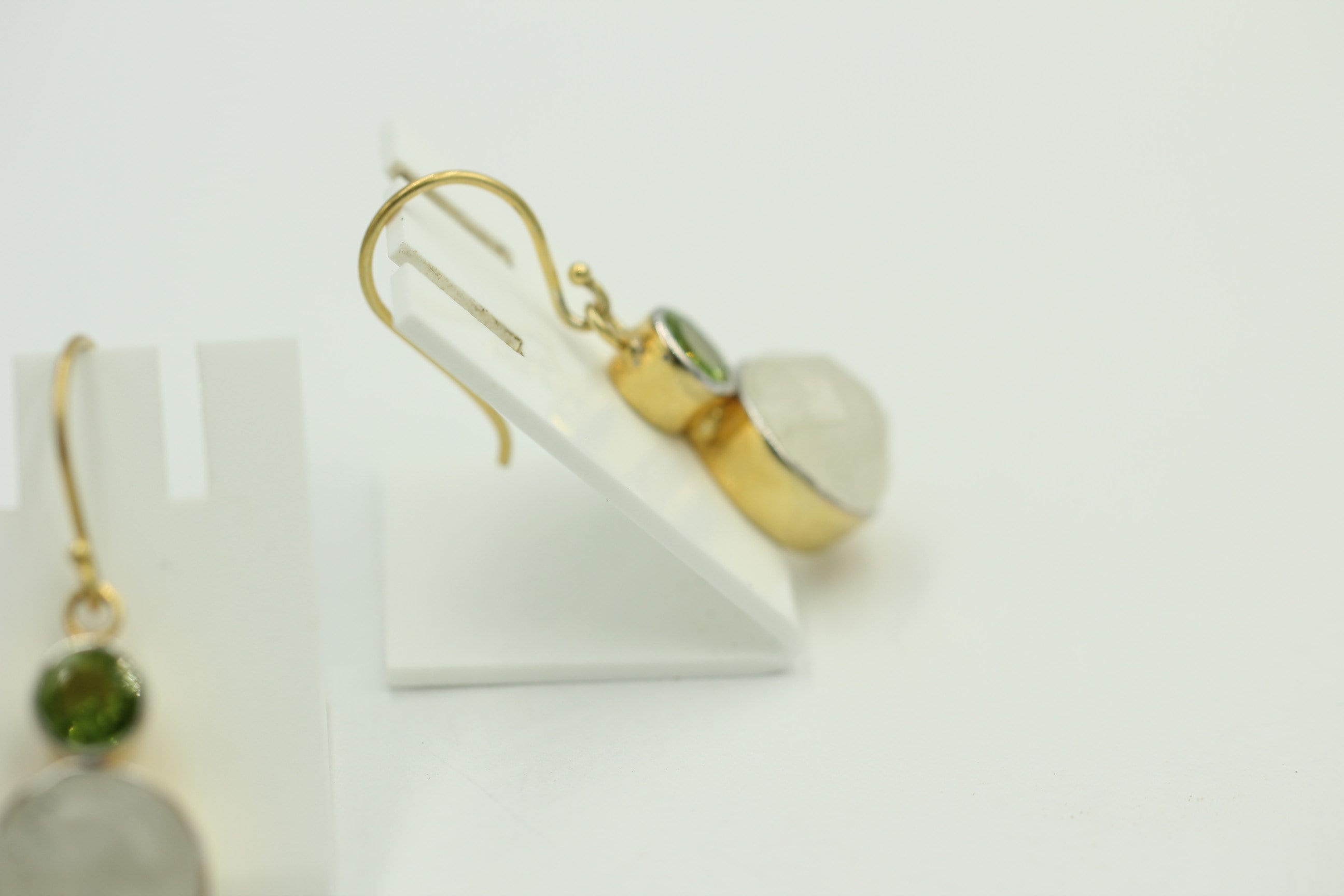 Design pur 12 Carat Mondlichttopas, Peridot Ohrhanger, 925 Silber vergoldet