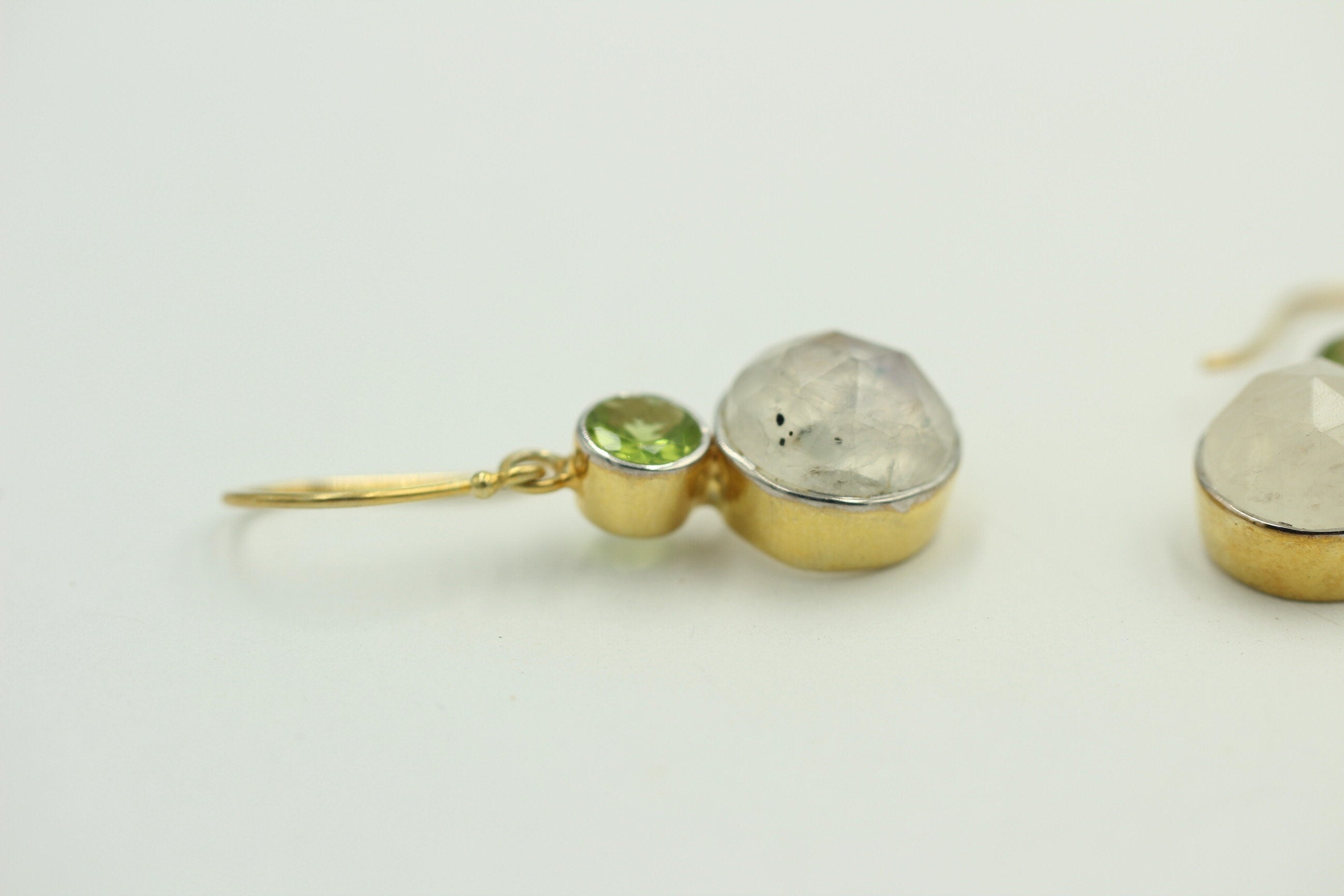 Design pur 12 Carat Mondlichttopas, Peridot Ohrhanger, 925 Silber vergoldet