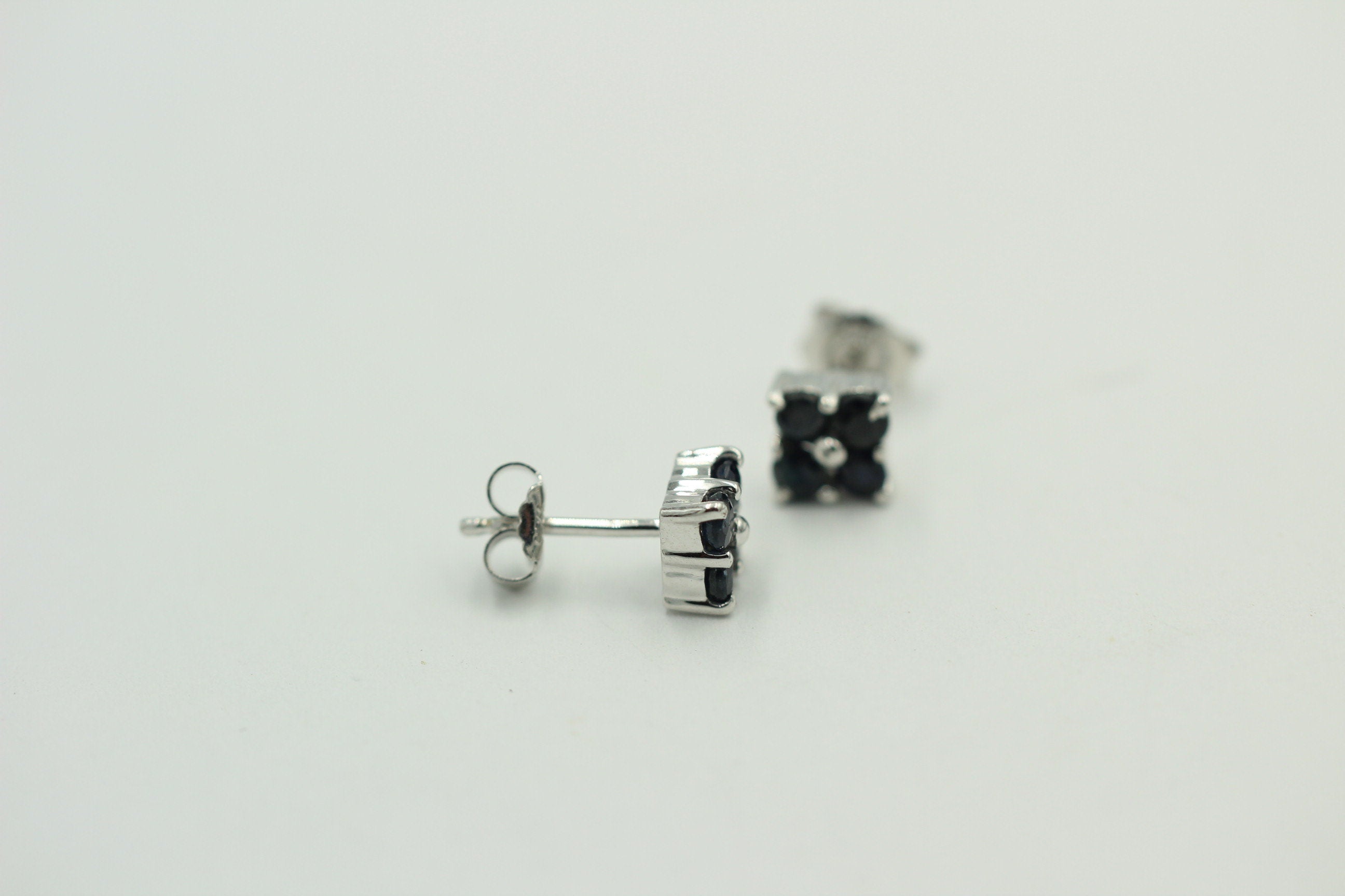 Edle 0,95 Carat schwarz blaue Saphir Ohrstecker 925 Sterling Silber Edelstein