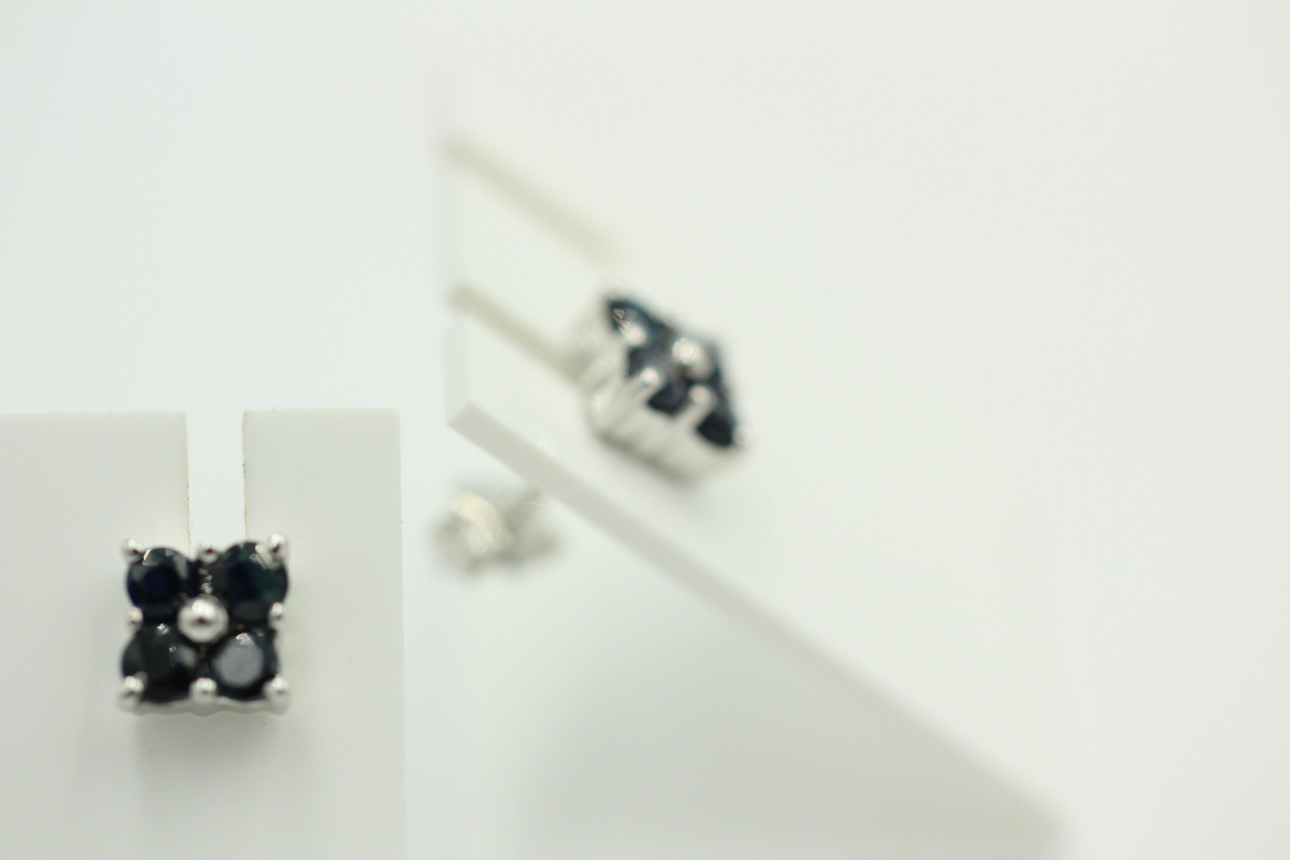 Edle 0,95 Carat schwarz blaue Saphir Ohrstecker 925 Sterling Silber Edelstein