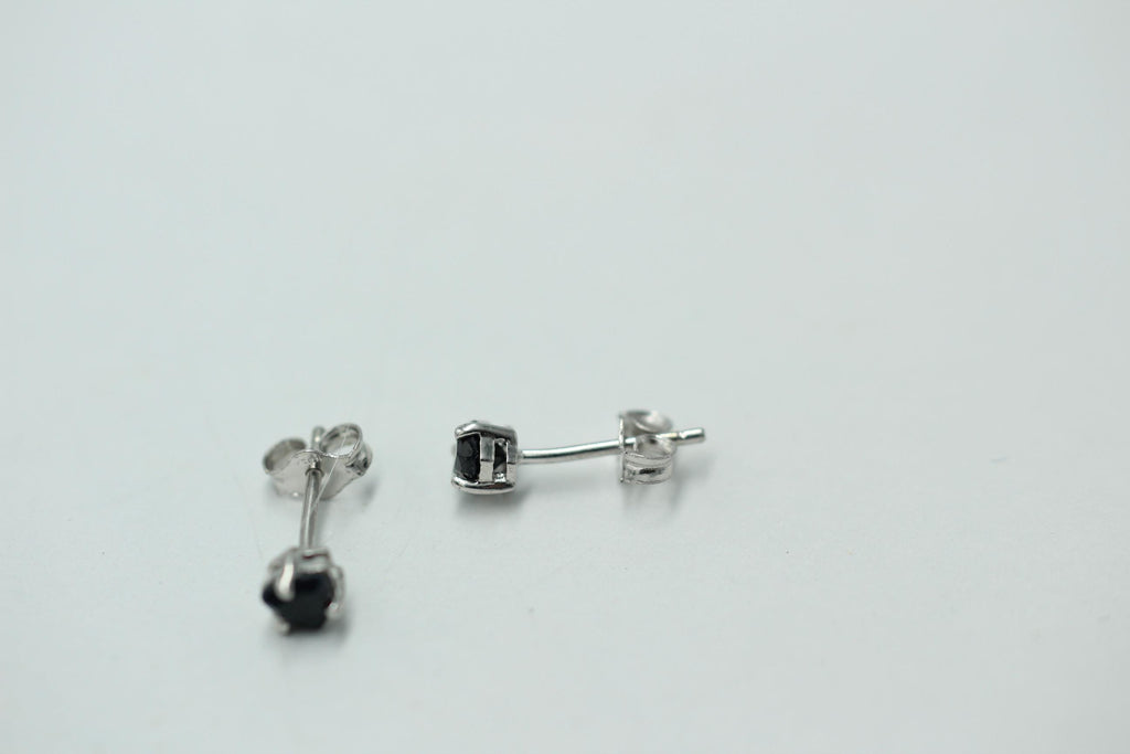 0,5 Carat schwarze Saphir Ohrstecker 925 Stelring Silber Trillion Schliff Top