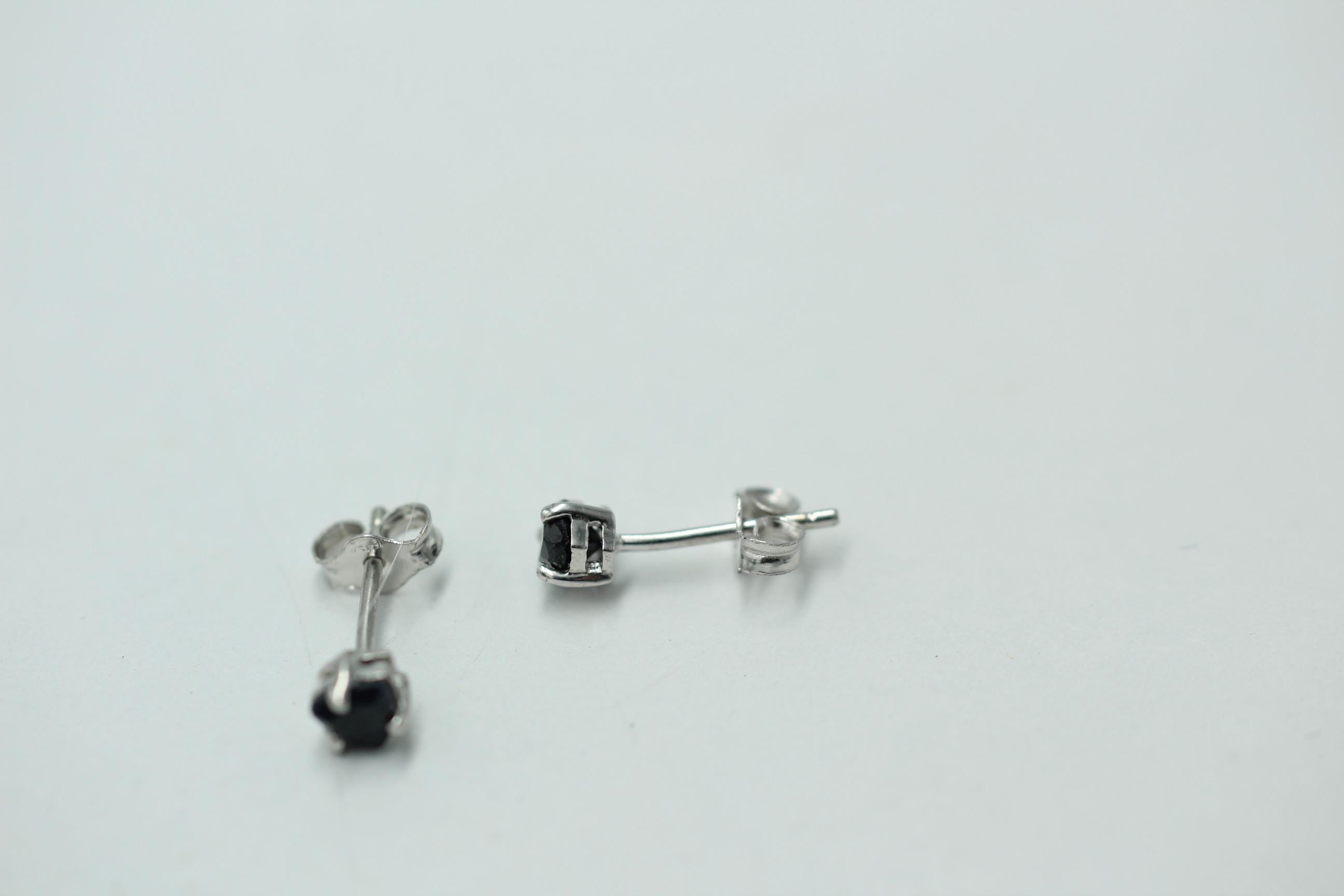 0,5 Carat schwarze Saphir Ohrstecker 925 Stelring Silber Trillion Schliff Top
