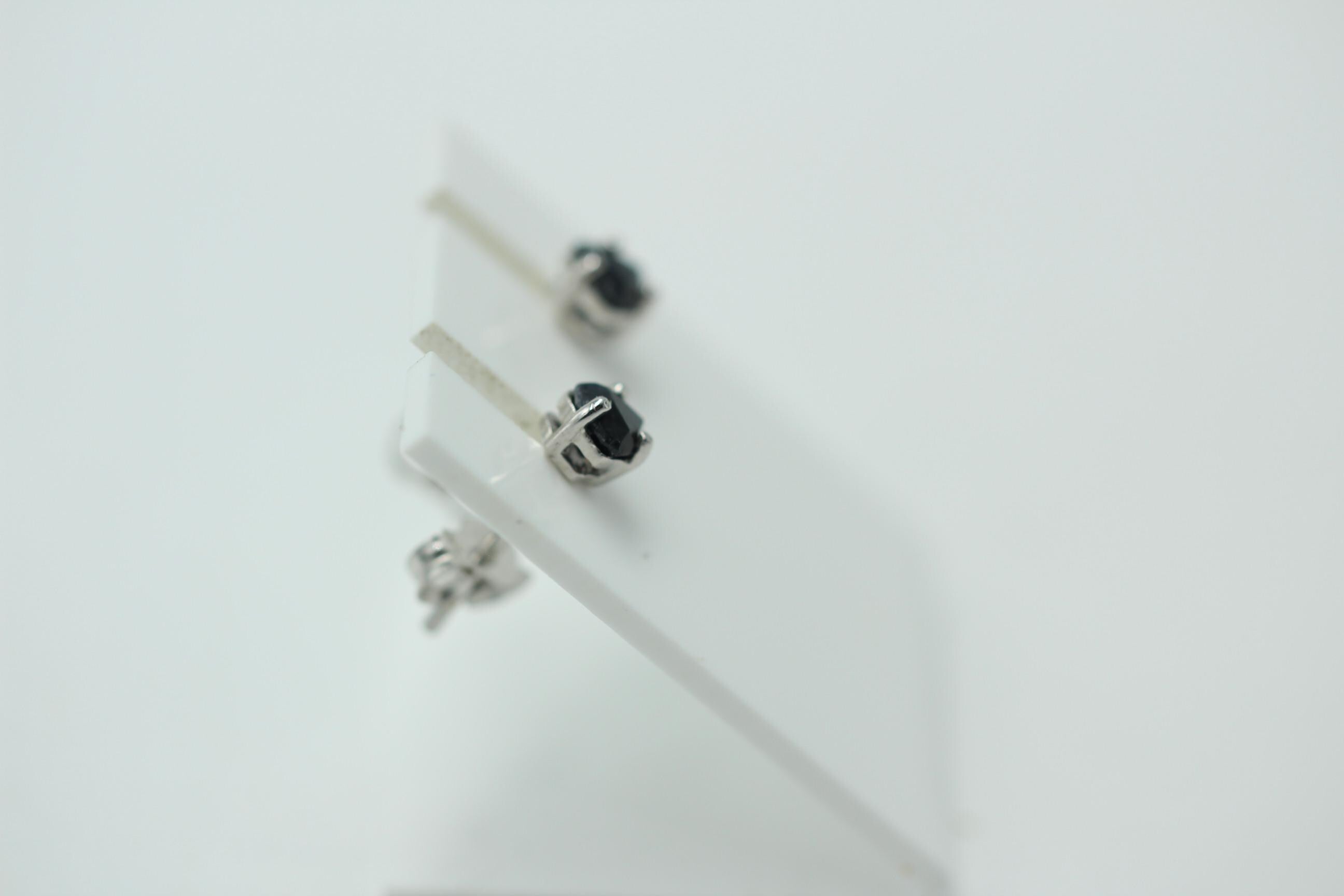 0,5 Carat schwarze Saphir Ohrstecker 925 Stelring Silber Trillion Schliff Top