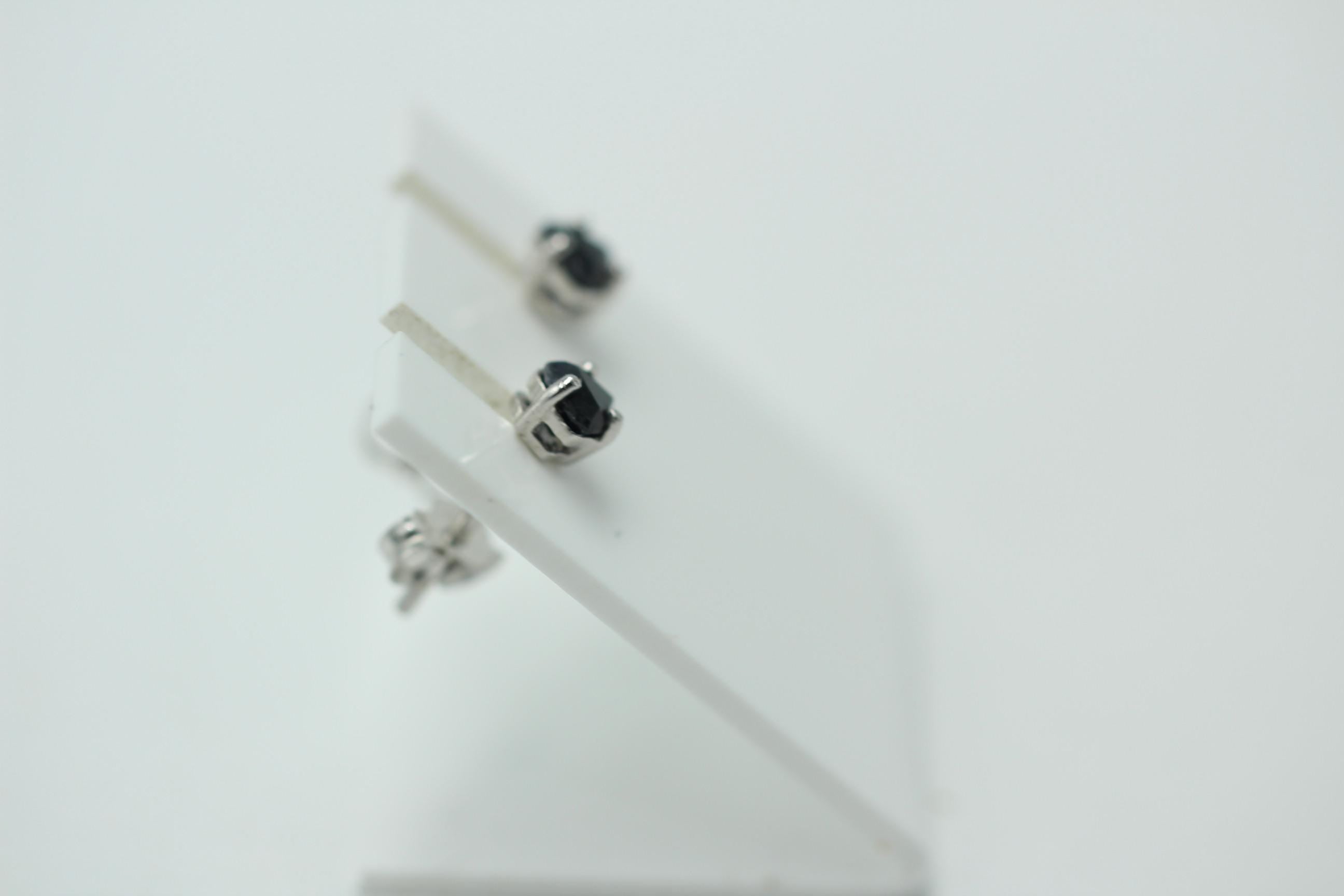 0,5 Carat schwarze Saphir Ohrstecker 925 Stelring Silber Trillion Schliff Top