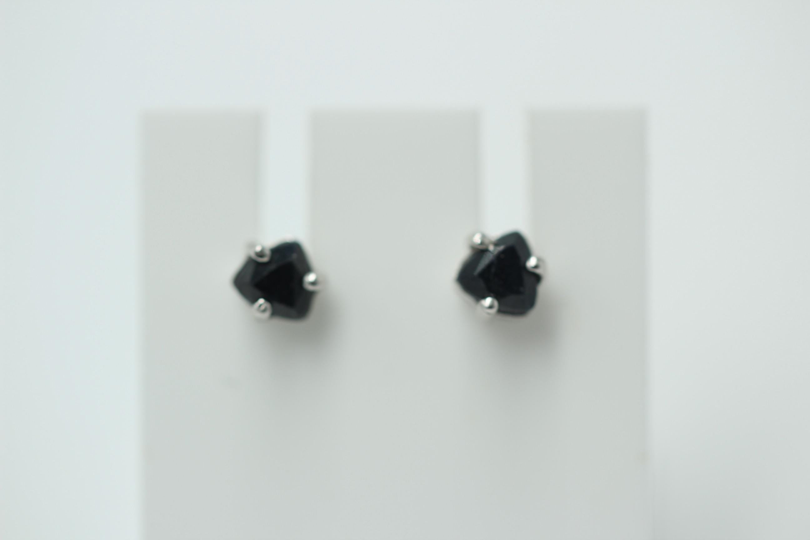 0,5 Carat schwarze Saphir Ohrstecker 925 Stelring Silber Trillion Schliff Top