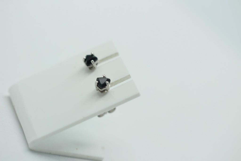 0,5 Carat schwarze Saphir Ohrstecker 925 Stelring Silber Trillion Schliff Top