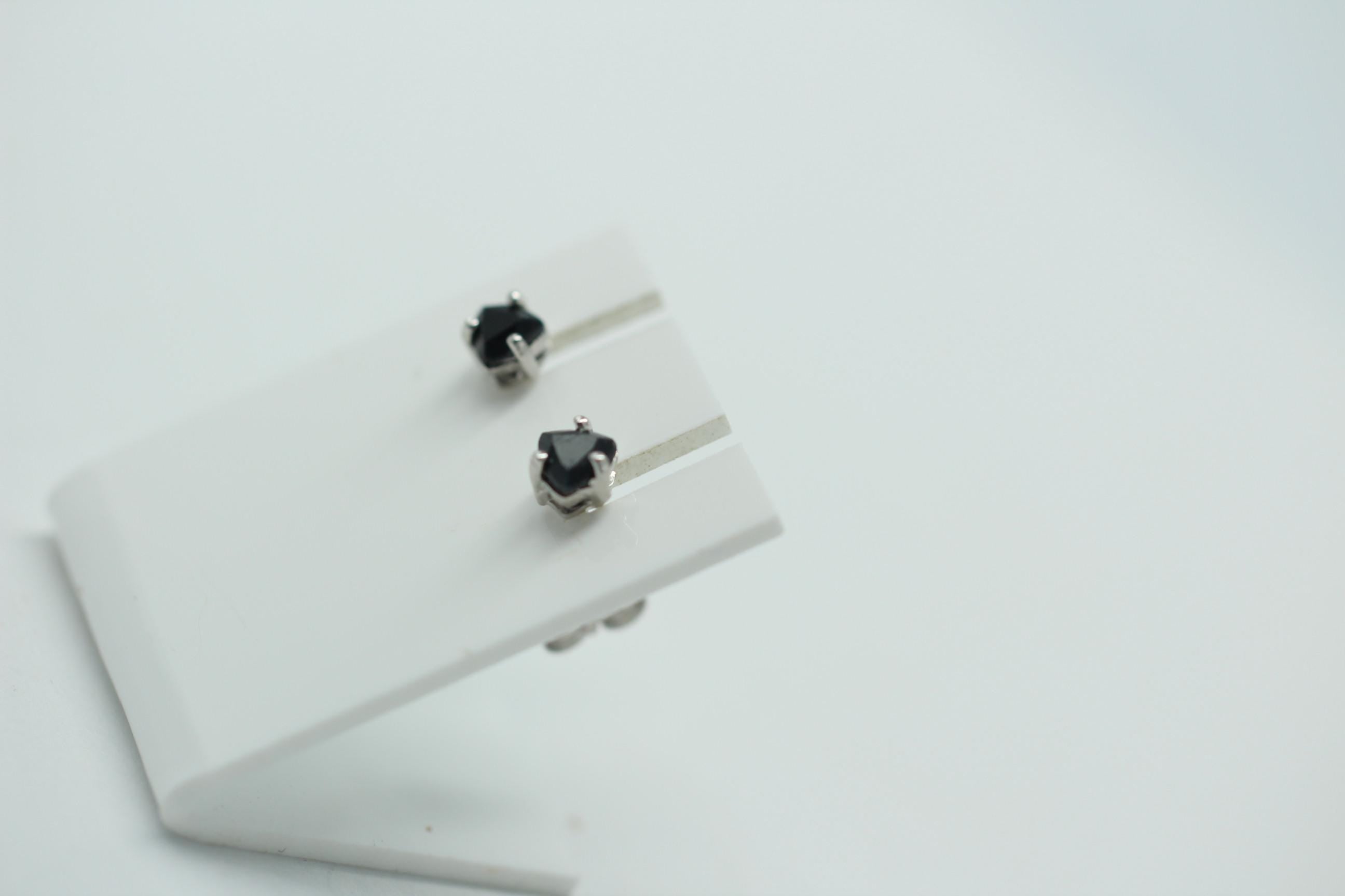 0,5 Carat schwarze Saphir Ohrstecker 925 Stelring Silber Trillion Schliff Top