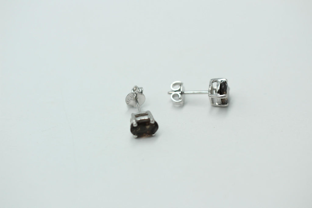 0,5 Carat schwarze Saphir Ohrstecker 925 Stelring Silber Trillion Schliff Top